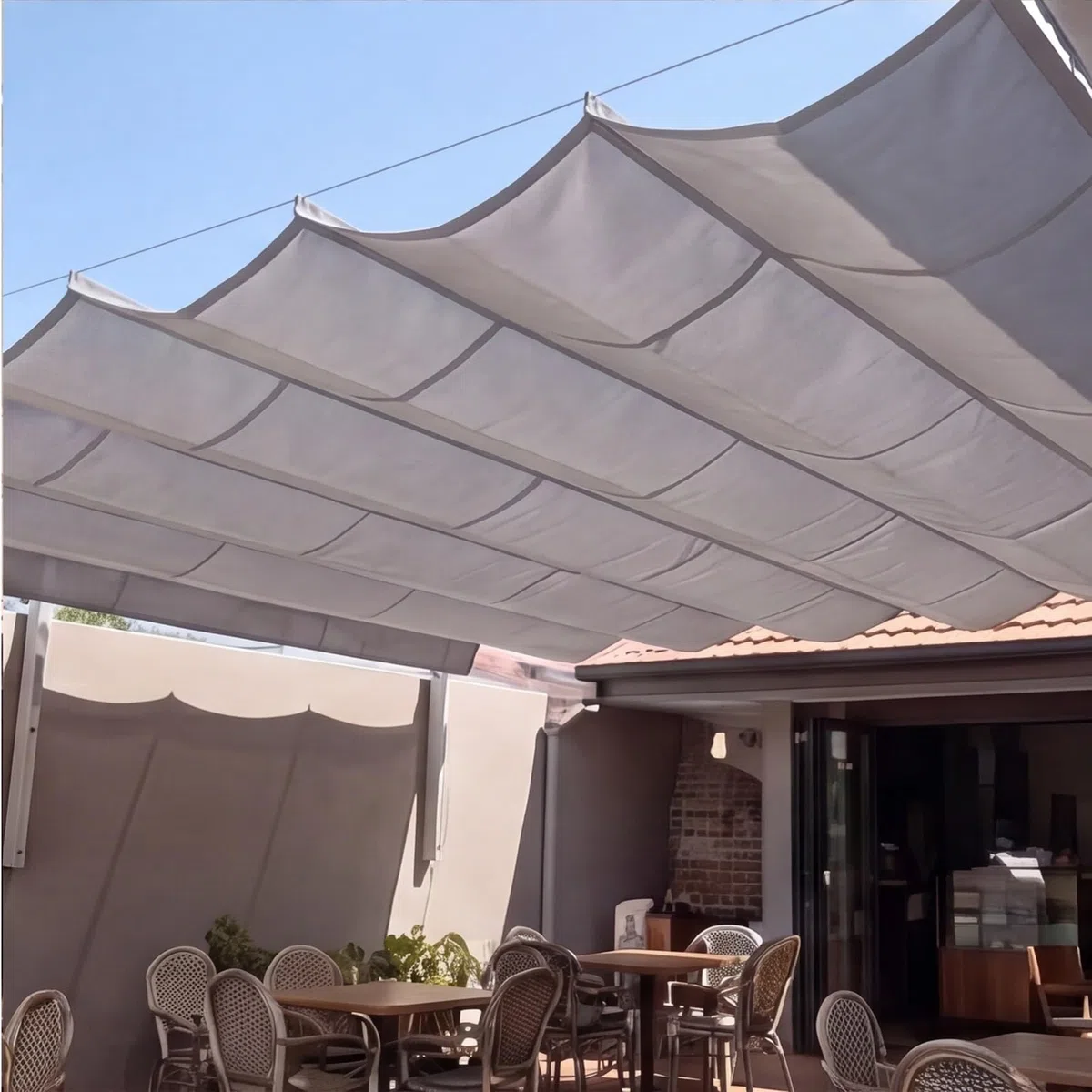 Chowany żagiel przeciwsłoneczny 240 x 300 cm pergola regulowana ochrona przed promieniowaniem UV łatwa do zawieszenia chowana markiza w kształcie fali na pergolę, balkon i ogród, jasnoszary