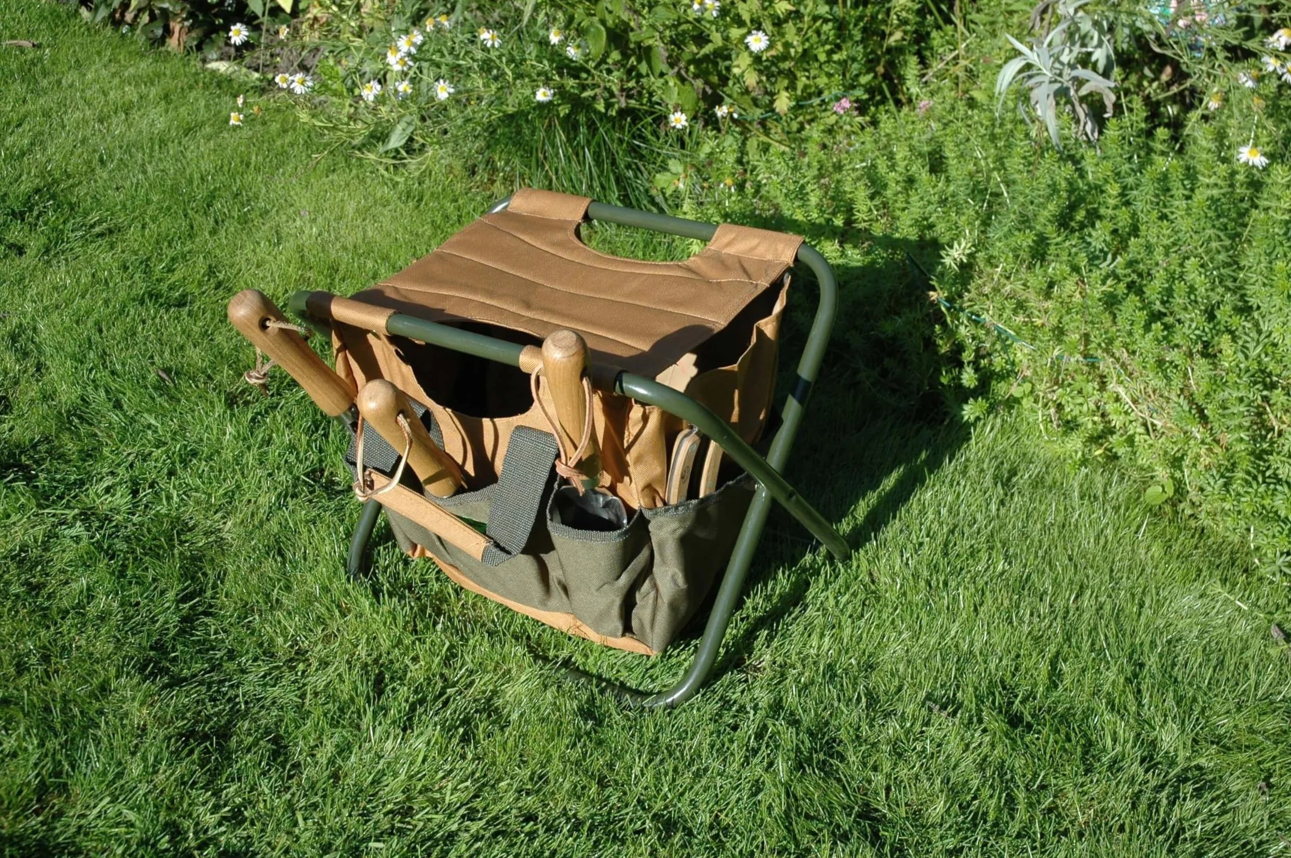 Esschert Design Siedzisko z torbą na narzędzia ogrodowe GT01