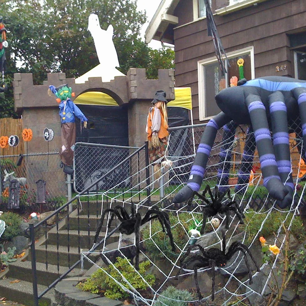 Ogromna dekoracja pająka na Halloween, 3,5 m + trzy gigantyczne pająki + 40 g rozciągliwa kolba sieciowa do dekoracji halloweenowych wewnątrz i na zewnątrz