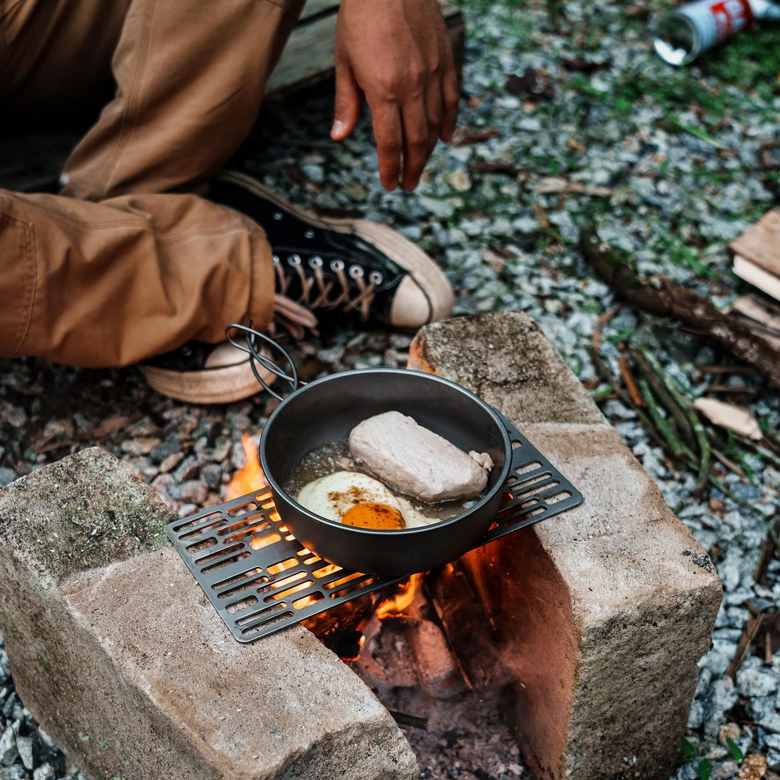iBasingo Zewnętrzny tytanowy ruszt do grilla, mini grill na węgiel drzewny, płyta kempingowa, stojak na garnki, pieczenie, chłodzenie, grill, obóz, siatka druciana i wiszący łańcuch do ogrodu,