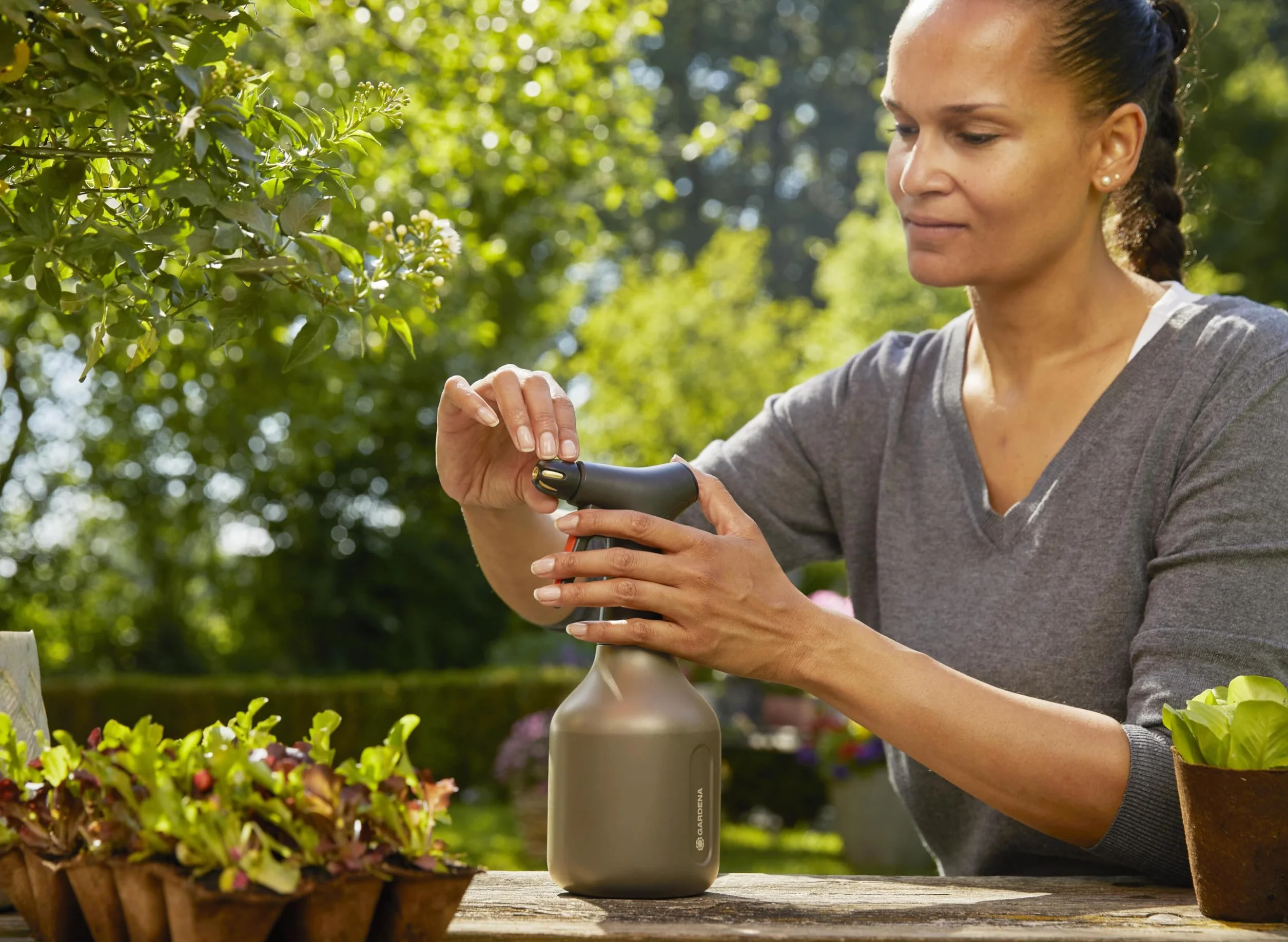 Gardena opryskiwacz z pompką 0.75 l: Opryskiwacz z pompką z funkcją 360°, mosiężna dysza regulowana od pełnego strumienia do mgiełki, duży otwór wlewowy, przezroczysta konstrukcja (11110-20)