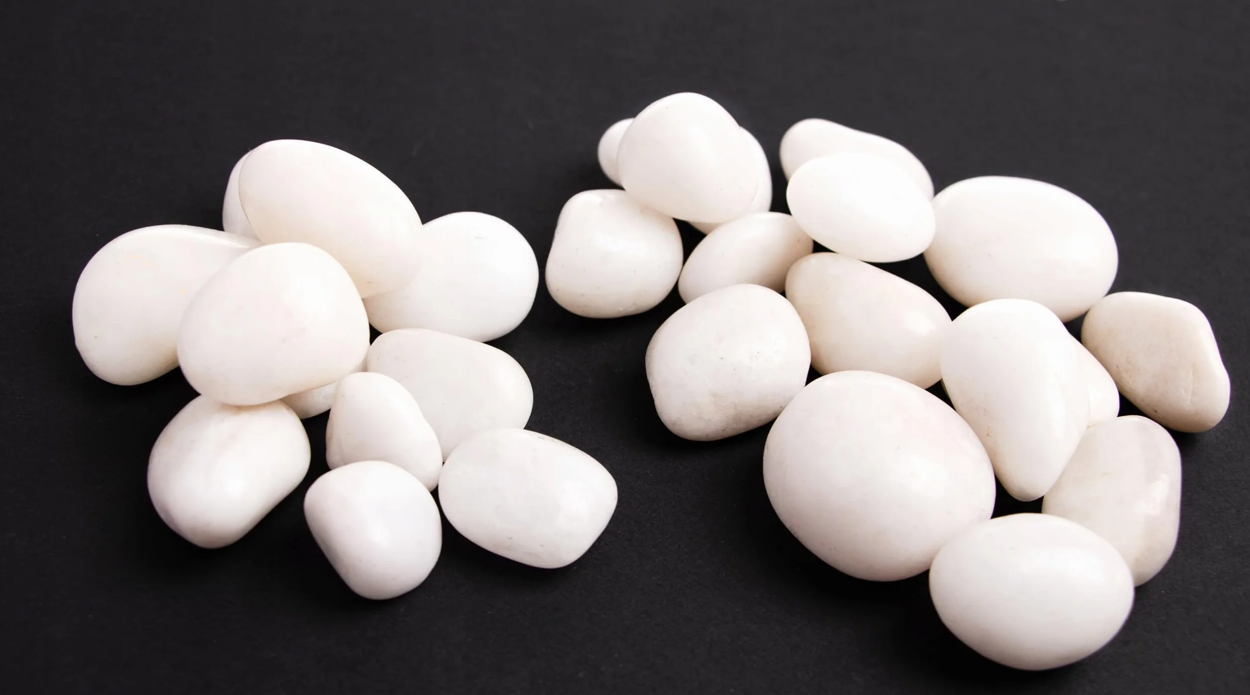 Kamienie dekoracyjne czarne, czerwone, białe, polerowane 2 kg, żwir ogrodowy 2-4 cm, ozdobny żwir do wazonów, kamienie rzeczne, kamienie ozdobne, kamienie rzeczne do roślin, żwir dekoracyjny, kamienie