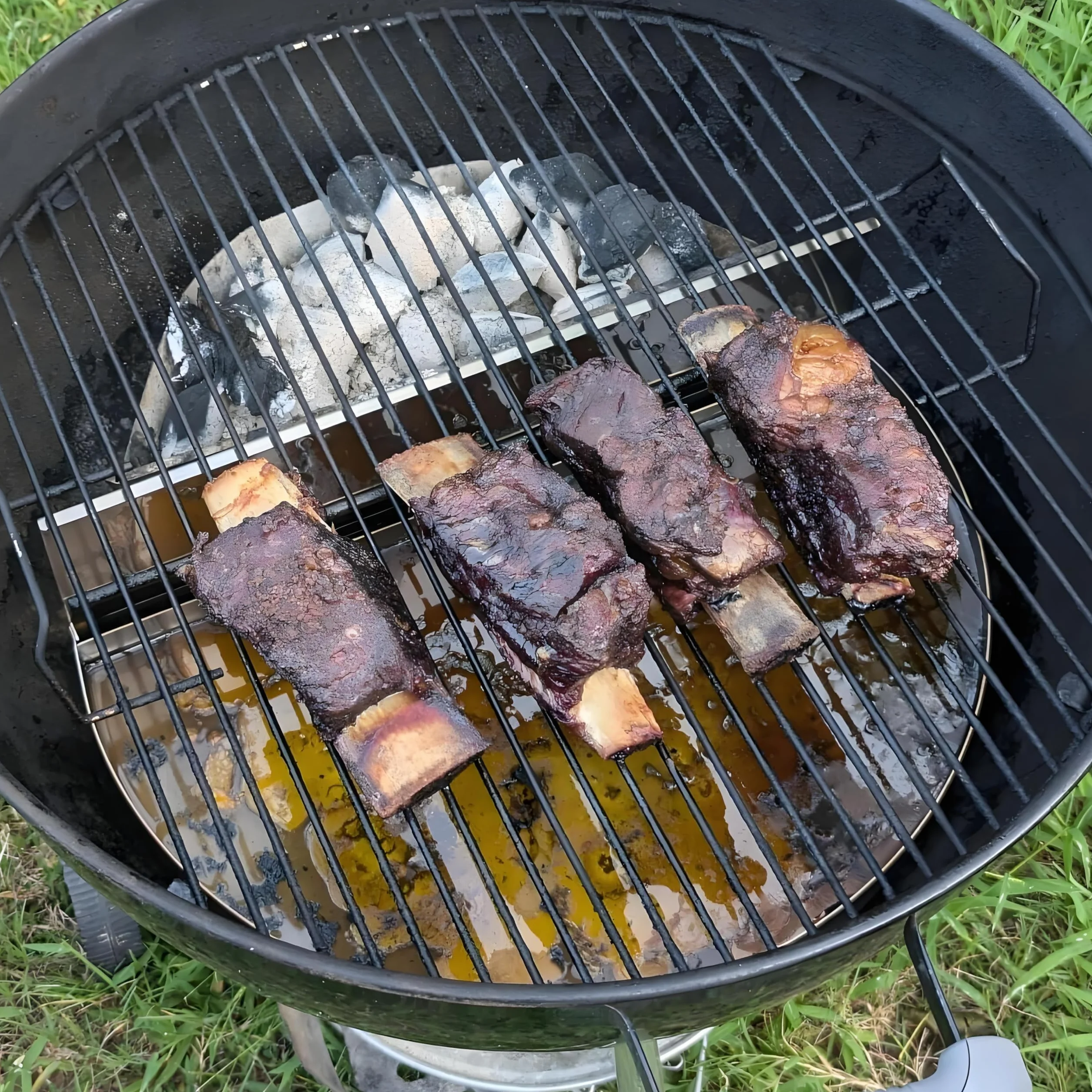 Onlyfire Półokrągłe tacki ociekowe z wyjmowaną przegrodą na węgiel drzewny, tacki ociekowe do grilli kociołkowych Weber 57 cm, tacki do grilla ze stali nierdzewnej, tacka ociekowa na tłuszcz
