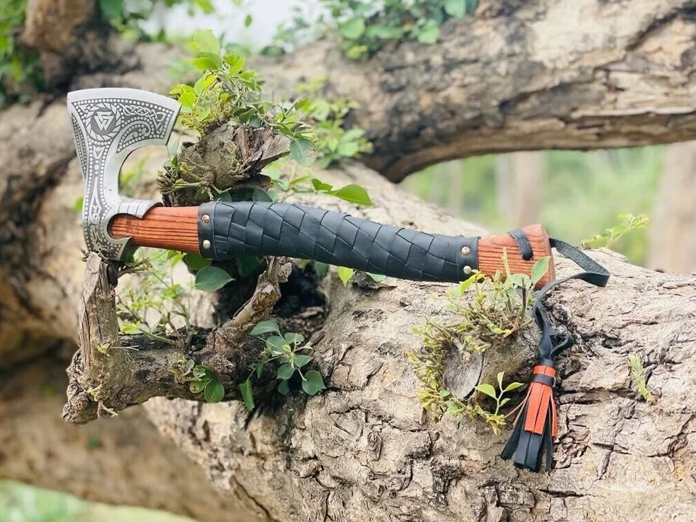 Wikingska siekiera z brodą, topór tomahawk z pokrowcem rzemiennym na kemping