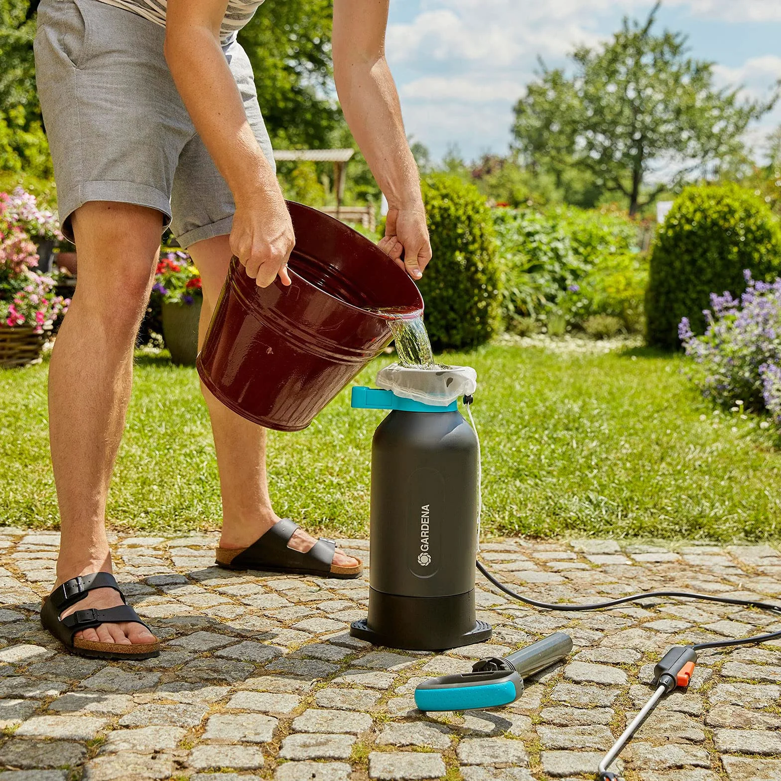 Gardena opryskiwacz ciśnieniowy 5l Comfort: Opryskiwacz ciśnieniowy z wbudowanym stopniem, uchwytem lancy z funkcją blokady, paskiem do noszenia na ramieniu i zaworem nadciśnienia (11130-20)