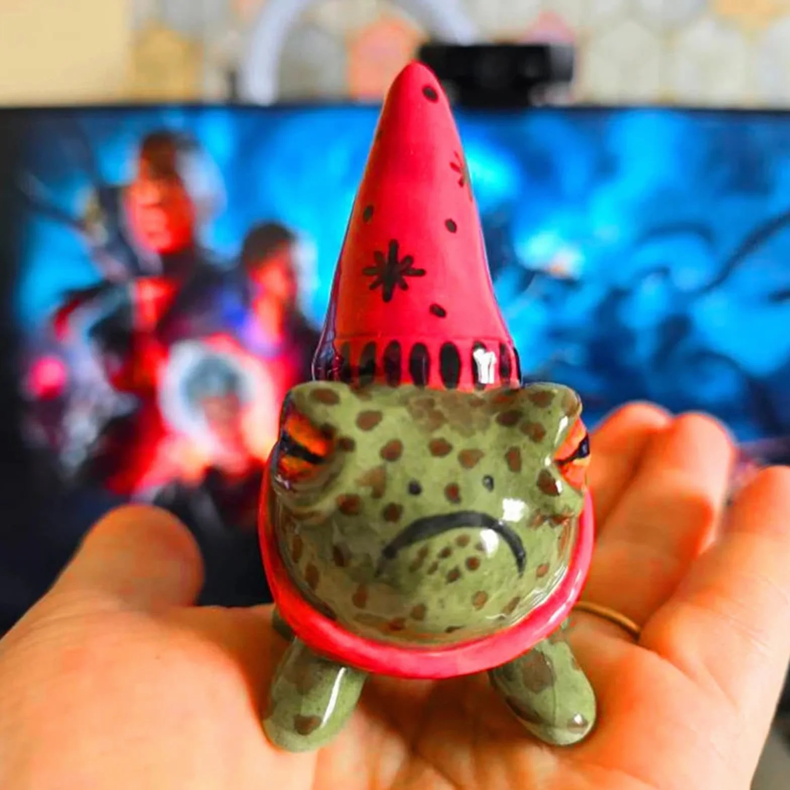 Dekoracje ogrodowe żaba, posągi żab do ogrodu - Figurka z żywicy małej żaby w kapeluszu czarownicy | Ręcznie malowany ornament bonsai rzeźba