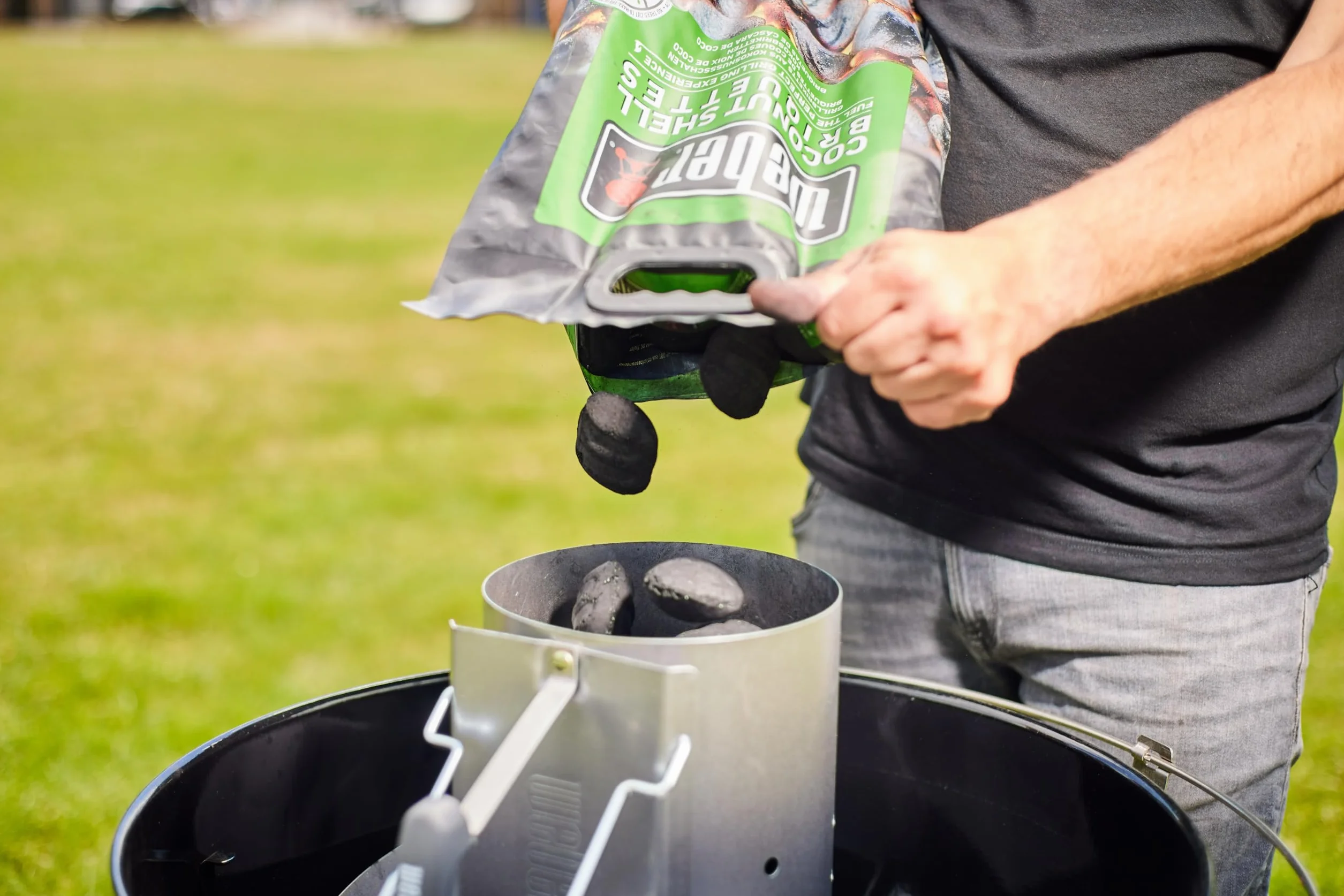 Weber Brykiet do Grilla z Skorup Kokosa (8kg Worek), Wydajny, do Długiego i Stabilnego Żaru, Idealny do Długiego Grillowania Mięsa, 100% Naturalny (18402)