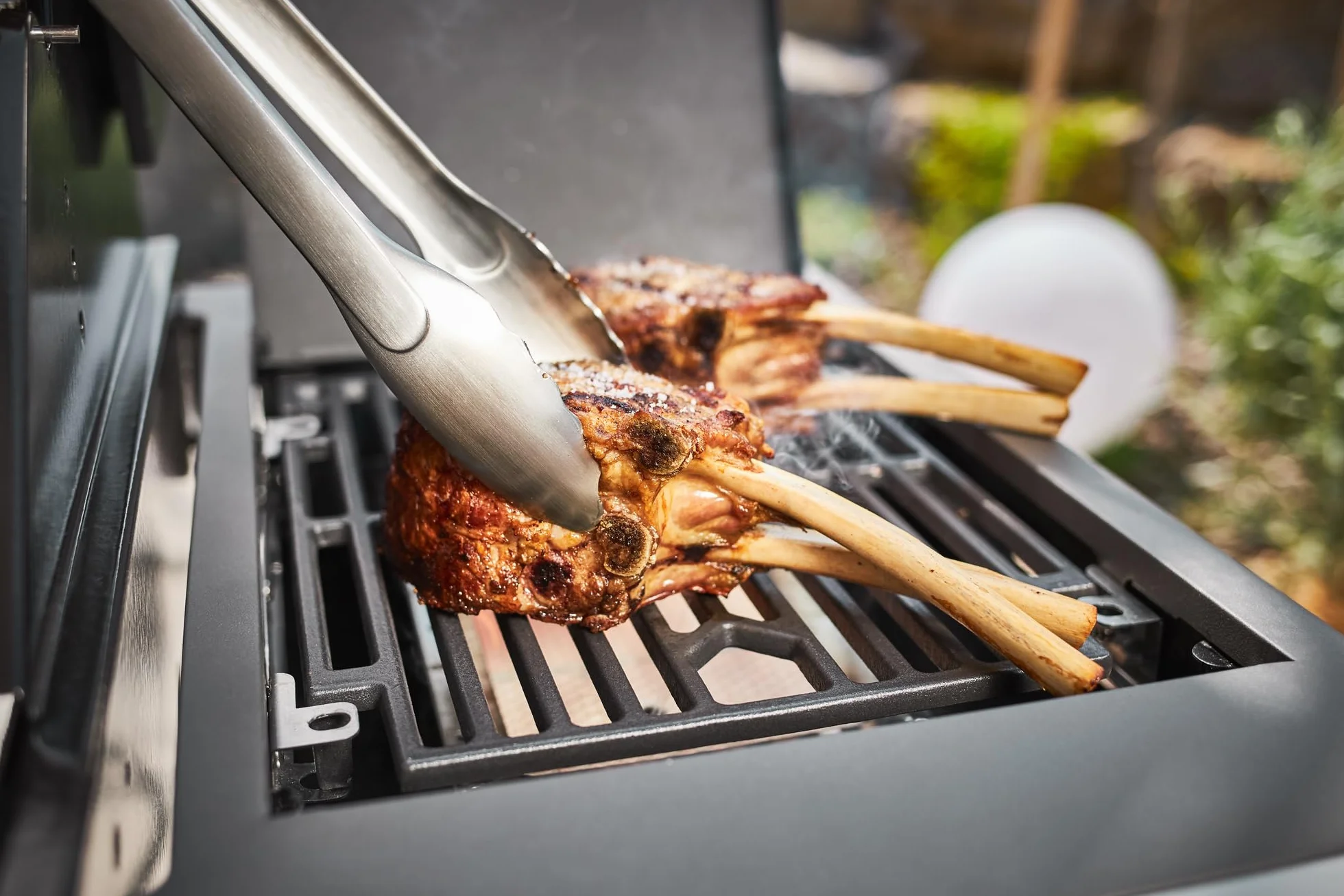 RÖSLE Szczypce do grilla, wysokiej jakości szczypce do grilla z opatentowanym systemem zamykania do grillowania, gotowania i serwowania, 30 cm, stal szlachetna 18/10, nadają się do mycia w zmywarce,