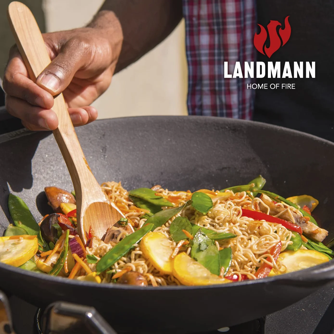 LANDMANN Grillwok | Wysokiej jakości wok z emaliowanego żeliwa (Ø 36 cm) | optymalna dystrybucja ciepła i magazynowanie ciepła | ze spłaszczonym dnem pasuje do rusztów | 38 x 46 x 13,5 cm [czarny]
