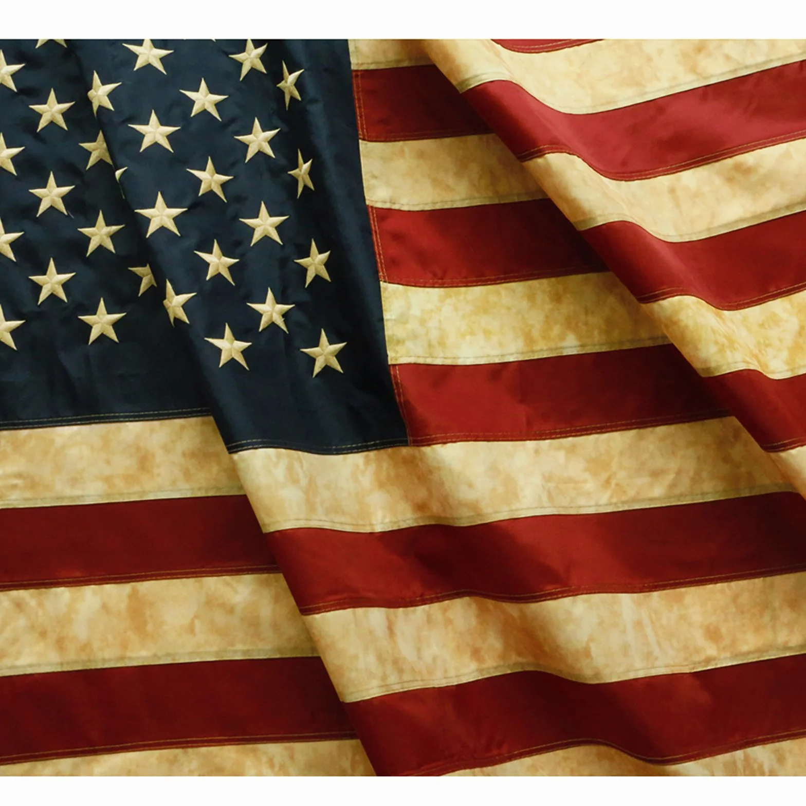 Anley Vintage Style Tea Stained American Flag 3x5 stóp Nylon - Haftowane gwiazdy i naszyte paski - 4 rzędy zszywania zamka - Postarzane flagi USA z mosiężnymi przelotkami 3X5 Ft.