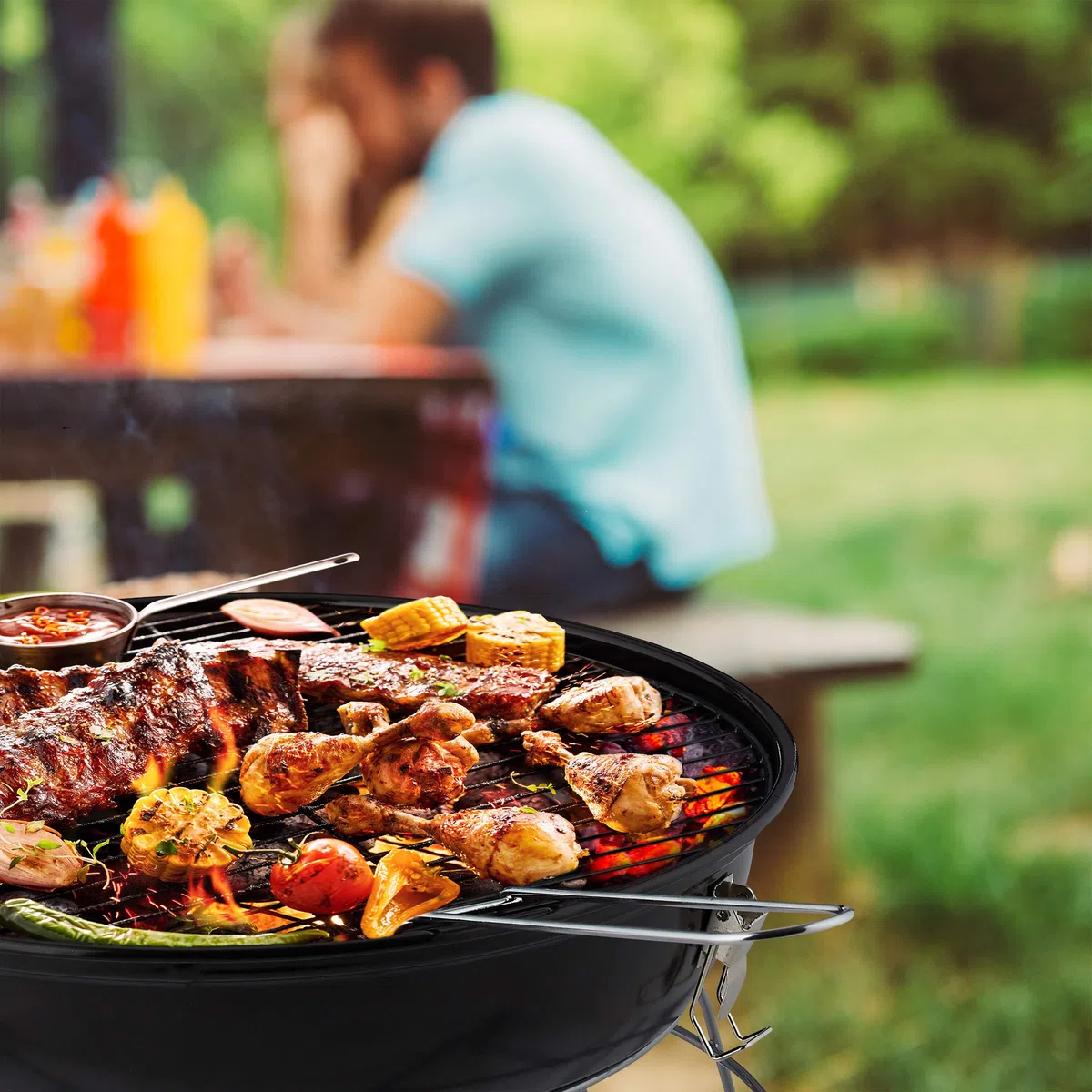 Relaxdays Grill kulisty, przenośny, z pokrywką, pyszny grill piknikowy z dużą powierzchnią do grillowania, węgiel drzewny, Ø 36 cm, czarny