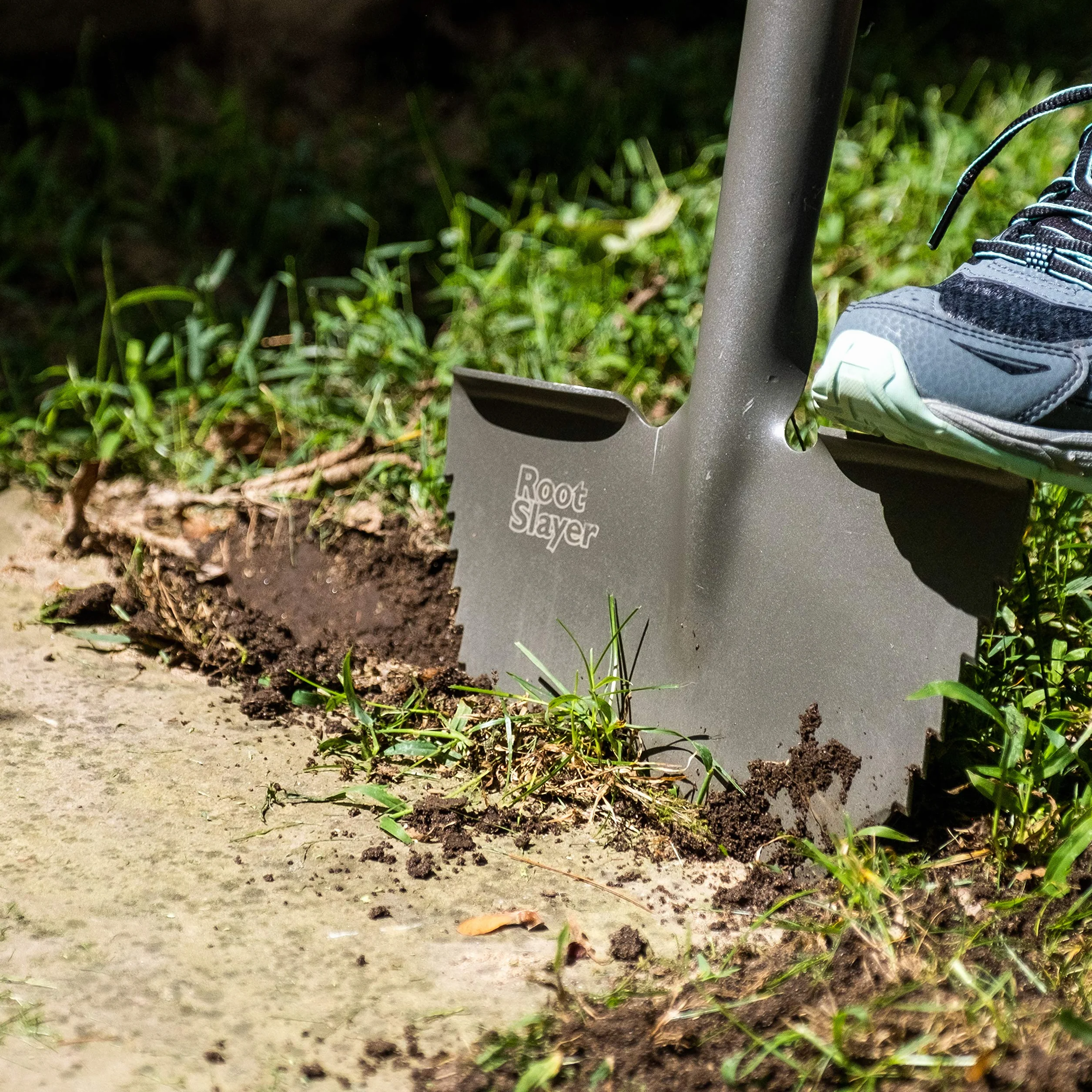 Radius Garden 22611 Pogromca Root Slayer Ergonomiczna obcinarka do trawników ze stali węglowej