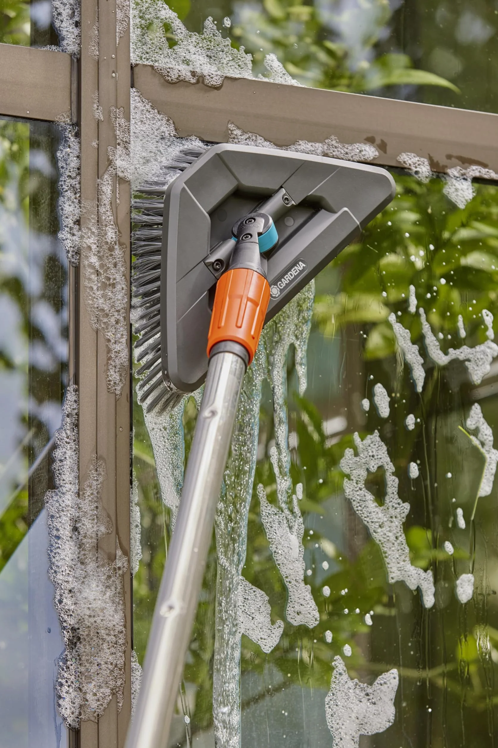 Gardena Szczotka do trzonka Cleansystem soft flex: do czyszczenia wrażliwych powierzchni, forma trójkąta, miękkie włosie, obrotowa, połączenie z Cleansystem, do większych powierzchni (18812-20)