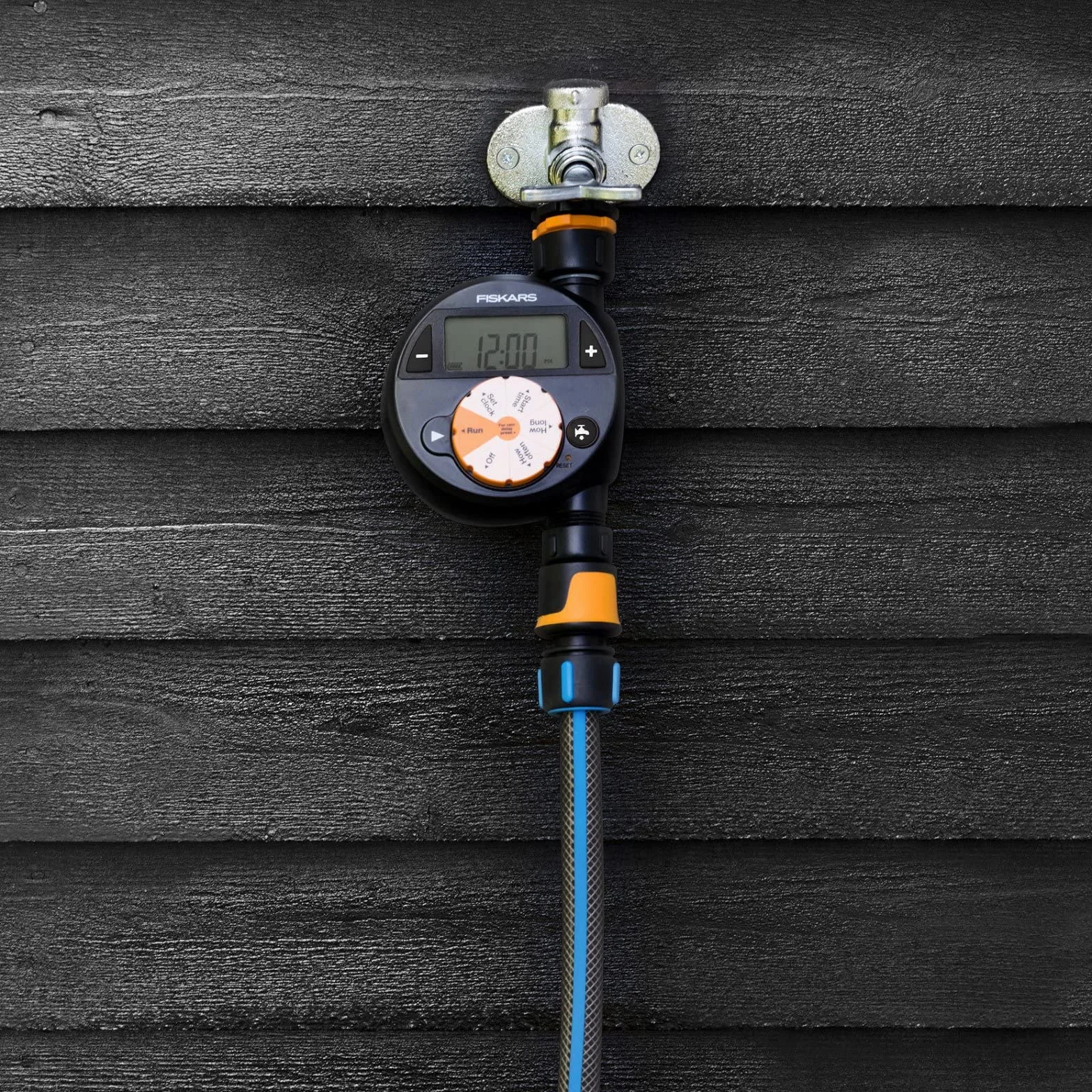 Fiskars Sterownik nawadniania, Pojedynczy, Do wszystkich popularnych rozmiarów kranów, Duży, czytelny wyświetlacz LCD sprawia, Uniwersalny rozmiar, 380 g, Czarny/Pomarańczowy, 1054791