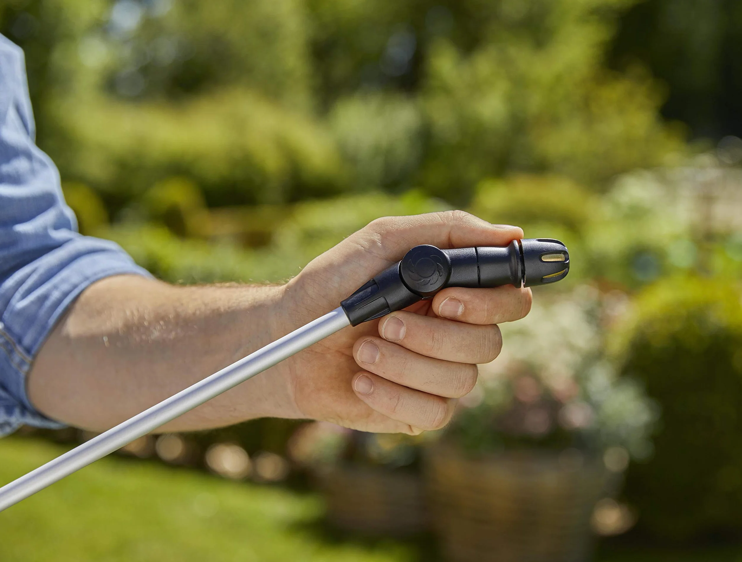 Gardena rura teleskopowa: Rura o długości 40-100 cm umożliwia opryskiwanie wysokich drzew, krzewów i roślin przy glebie. Do wszystkich opryskiwaczy ciśnieniowych Gardena o poj. 3 l i 5 l (11154-20)