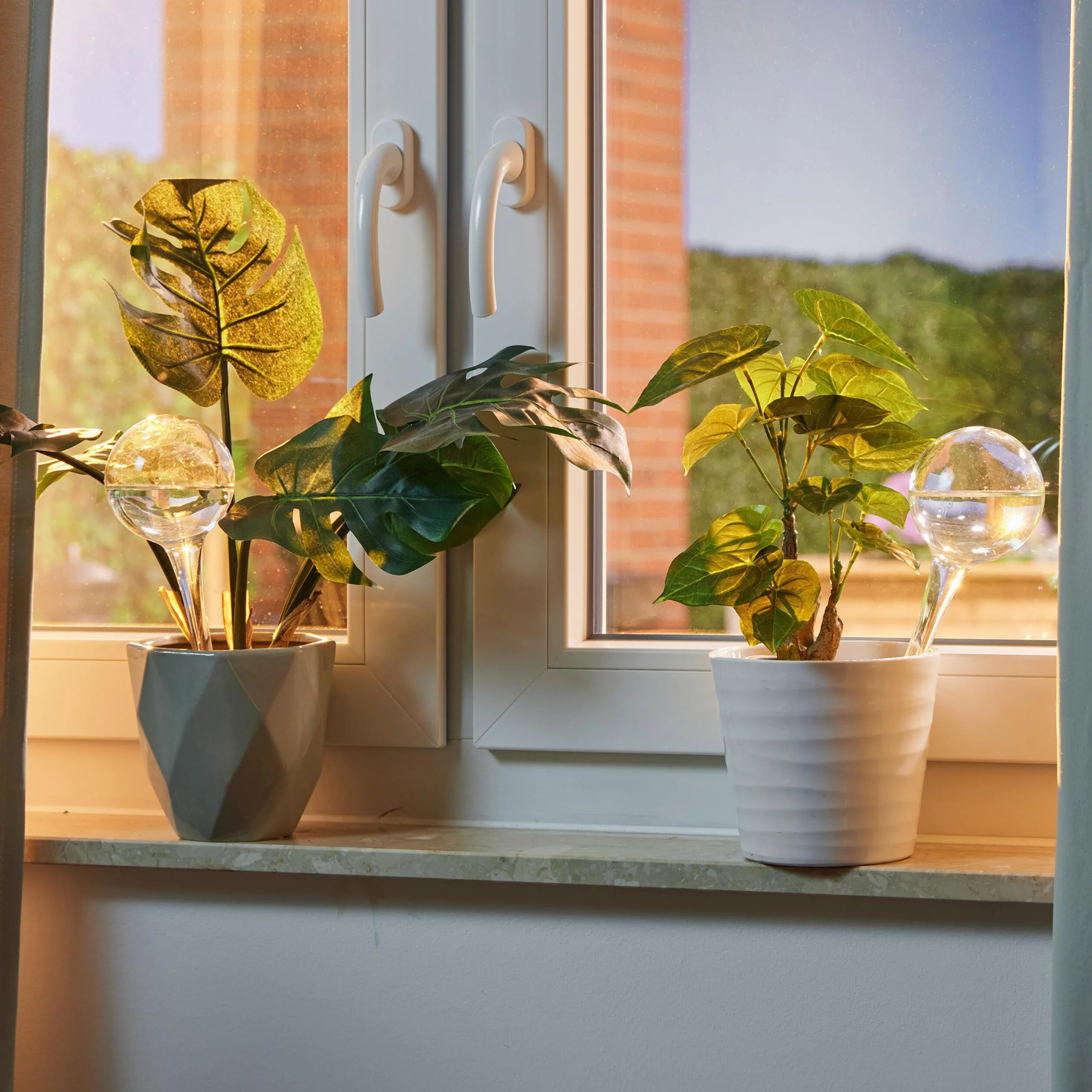 Relaxdays Kulki nawadniające szklane, zestaw 4 sztuk, wys. x śr. 30 x 9 cm, kule do podlewania roślin, pomoc w nawadnianiu na urlop, przezroczyste