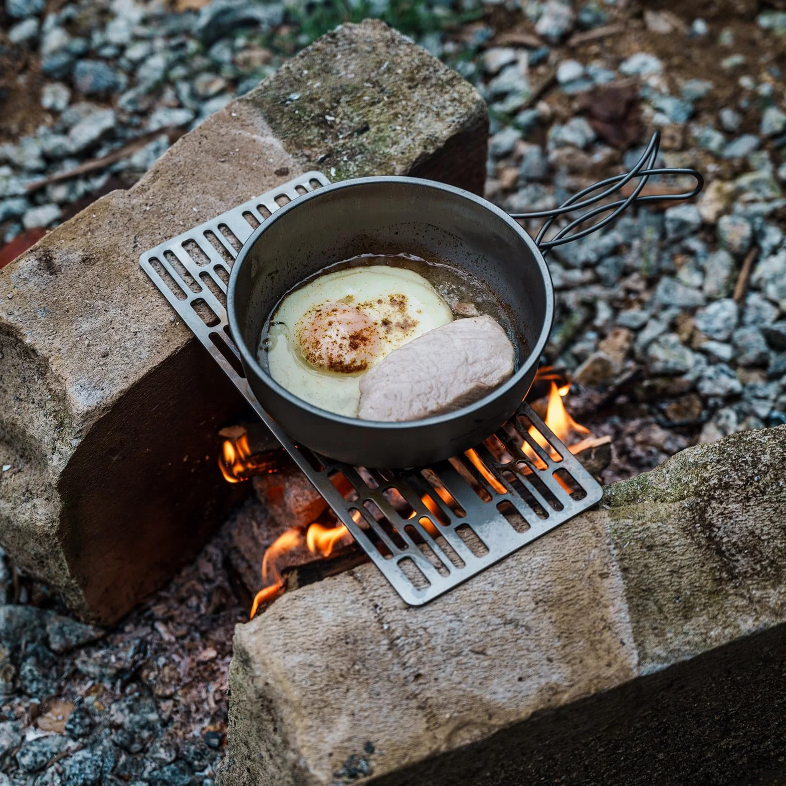 iBasingo Zewnętrzny tytanowy ruszt do grilla, mini grill na węgiel drzewny, płyta kempingowa, stojak na garnki, pieczenie, chłodzenie, grill, obóz, siatka druciana i wiszący łańcuch do ogrodu,