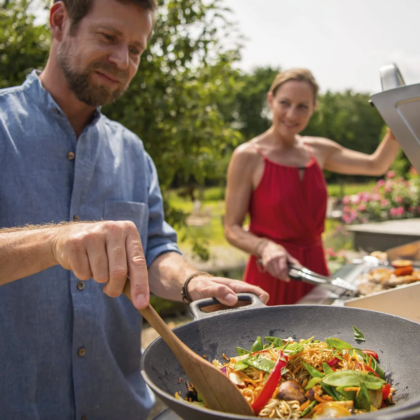 LANDMANN Grillwok | Wysokiej jakości wok z emaliowanego żeliwa (Ø 36 cm) | optymalna dystrybucja ciepła i magazynowanie ciepła | ze spłaszczonym dnem pasuje do rusztów | 38 x 46 x 13,5 cm [czarny]