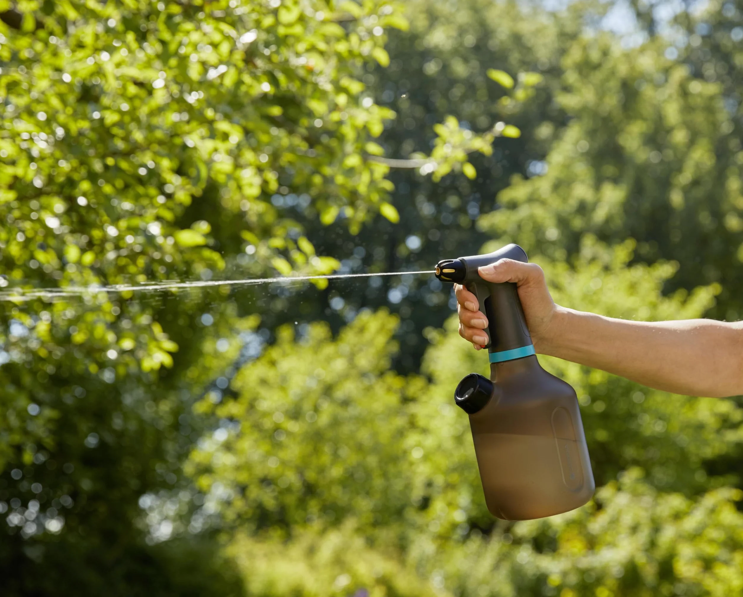 Gardena opryskiwacz z pompką 1 l: Opryskiwacz z pompką do wnętrz z funkcją 360°, dysza mosiężna, duży otwór, przezroczysta konstrukcja, zintegrowana pokrywka dozująca, z wskaźnikiem poziomu (11112-20)
