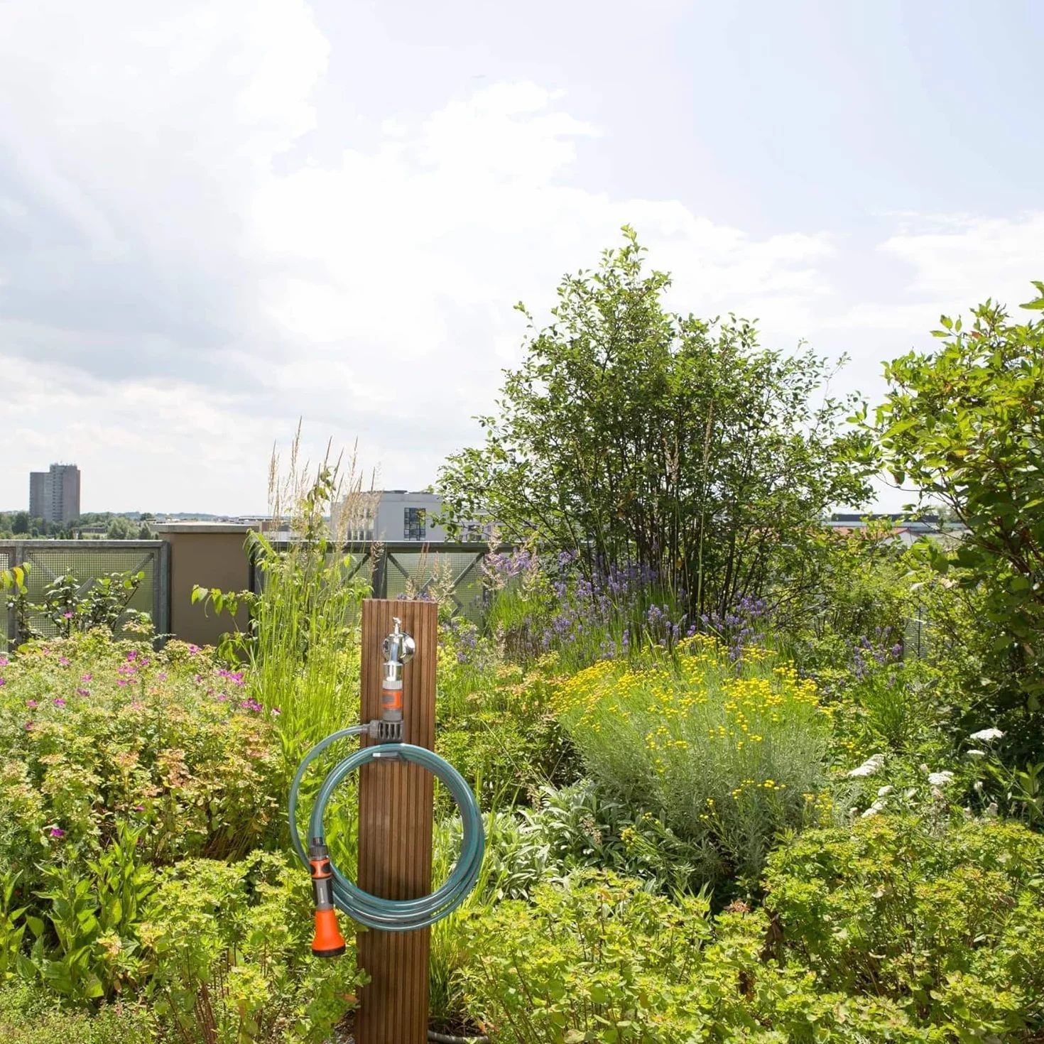 Wąż spiralny 7,5 m – zestaw z końcówką zraszającą Gardena city gardening wąż ogrodowy z wieszakiem na wąż, śred. węża 9 mm, z elementami systemowymi Original Gardena i końcówką zraszającą (18411-20)