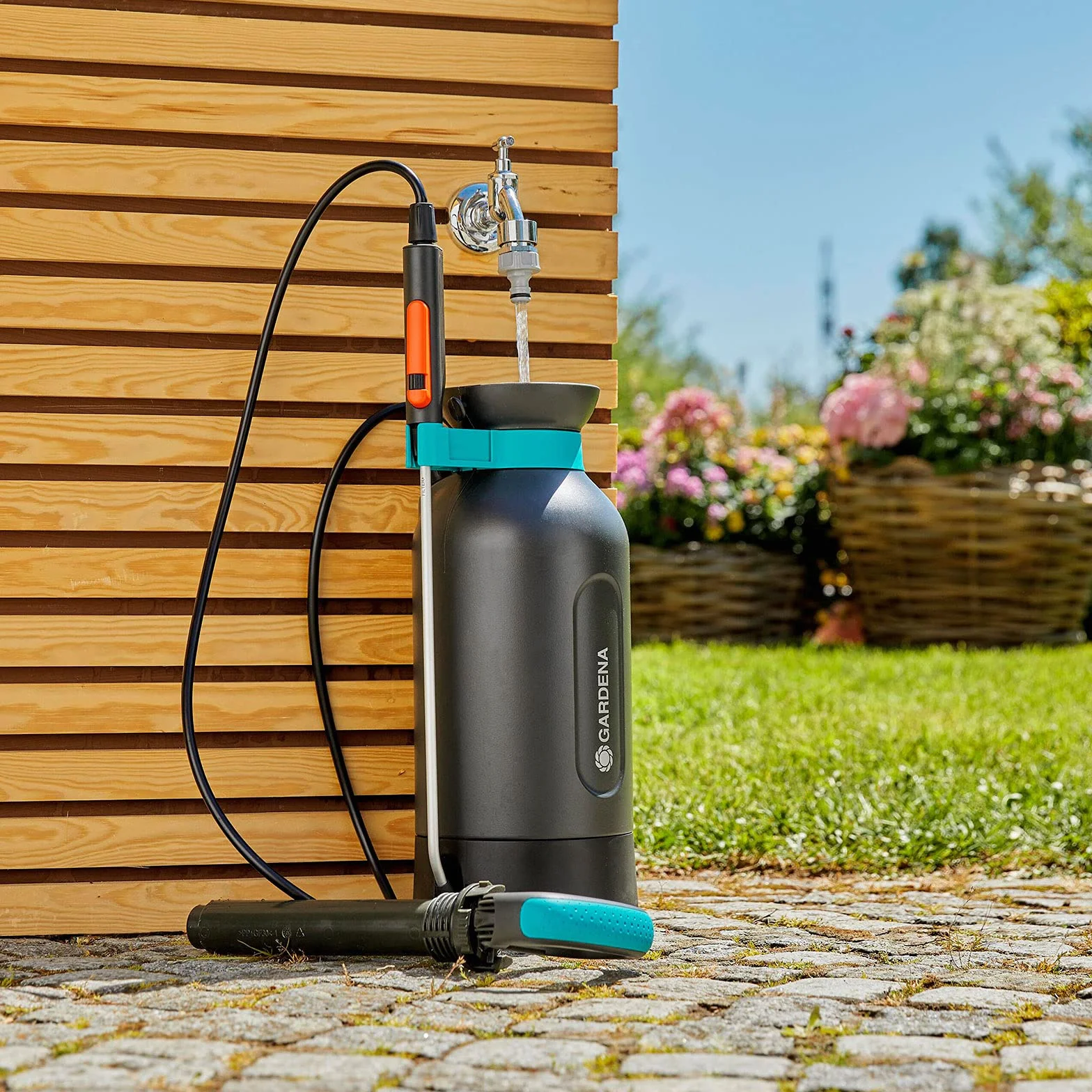 Gardena opryskiwacz ciśnieniowy 5l Comfort: Opryskiwacz ciśnieniowy z wbudowanym stopniem, uchwytem lancy z funkcją blokady, paskiem do noszenia na ramieniu i zaworem nadciśnienia (11130-20)