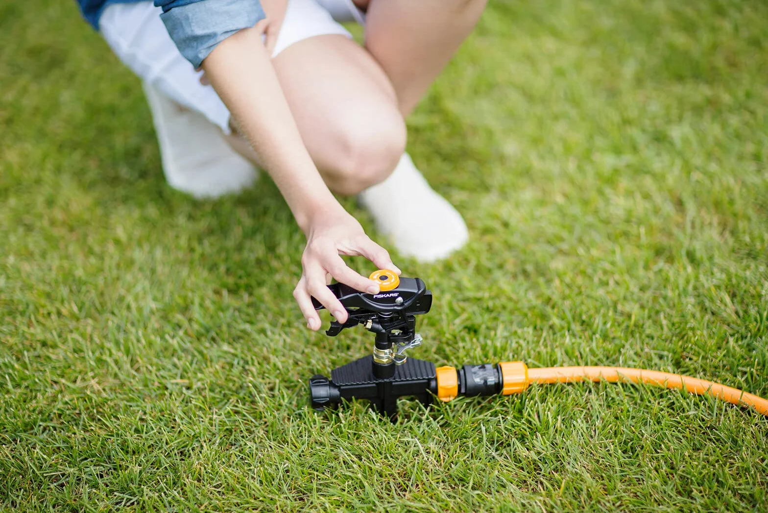 Fiskars Zraszacz pulsacyjny XL, Regulowane obroty, strumień i obszar nawadniania, Uniwersalny rozmiar, Obszar nawadniania o ø do 26 m, 466 g, Czarny/pomarańczowy, 1023658