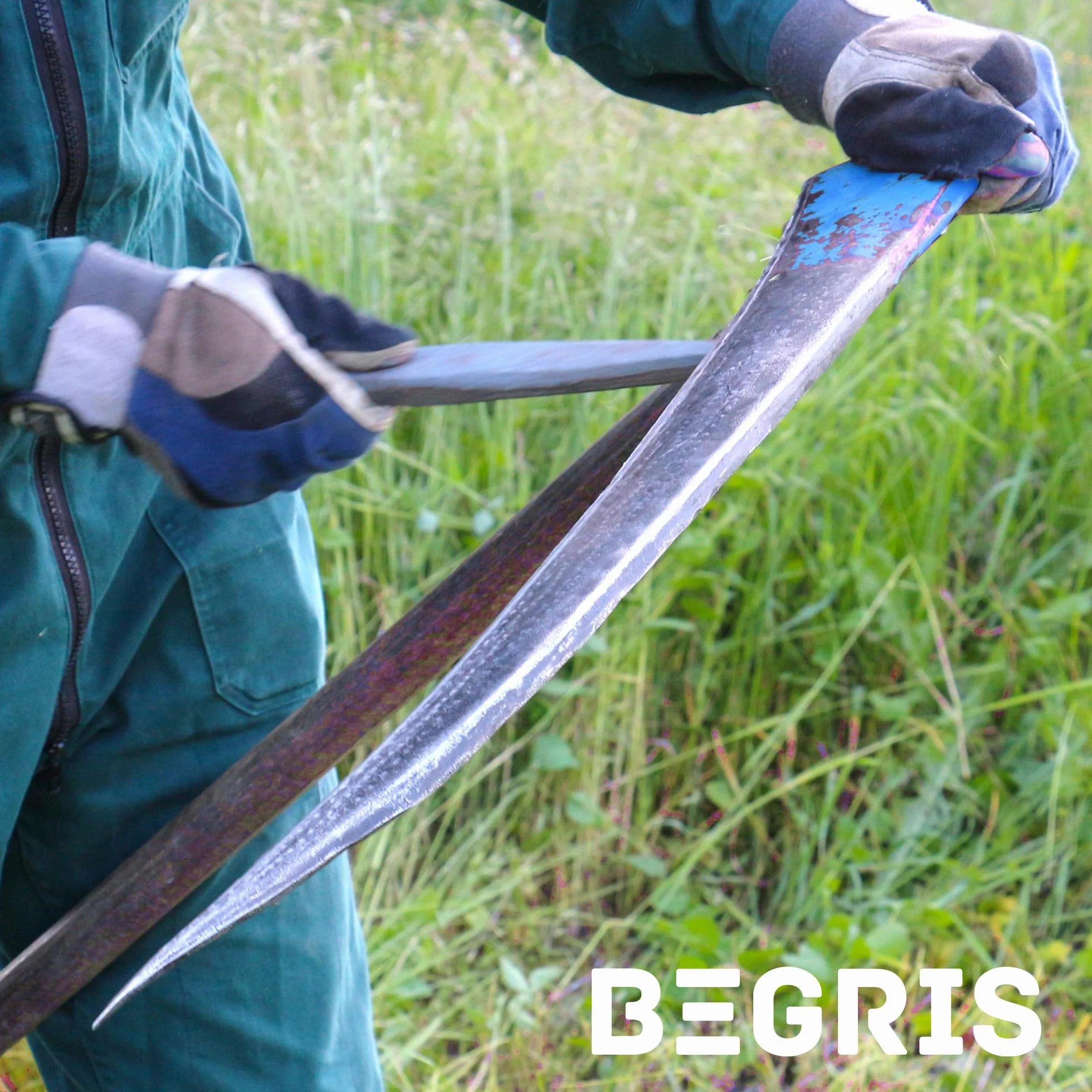 Kosa Ręczna Do Trawy 70 cm Ostrzona Metalowa Kosa Wyprofilowana Solidna i Lekka Stalowa Sierp Ogrodowy