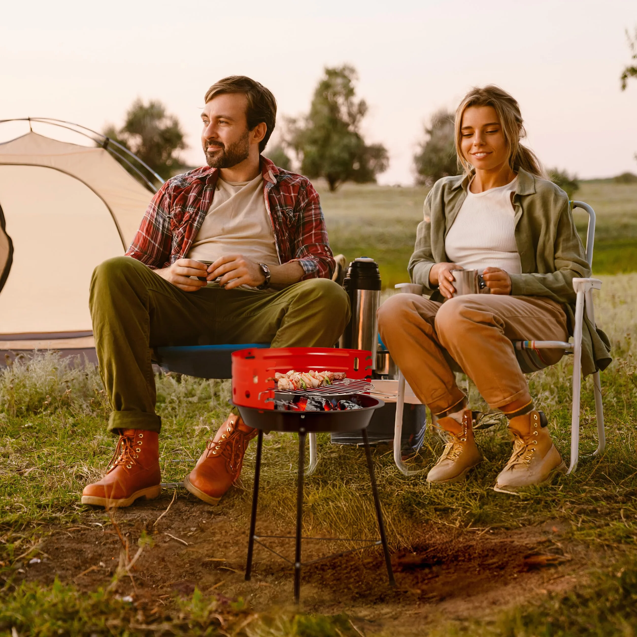 Relaxdays Grill na węgiel drzewny Ø 37 cm trójnożny z ochroną przed wiatrem czarny/czerwony