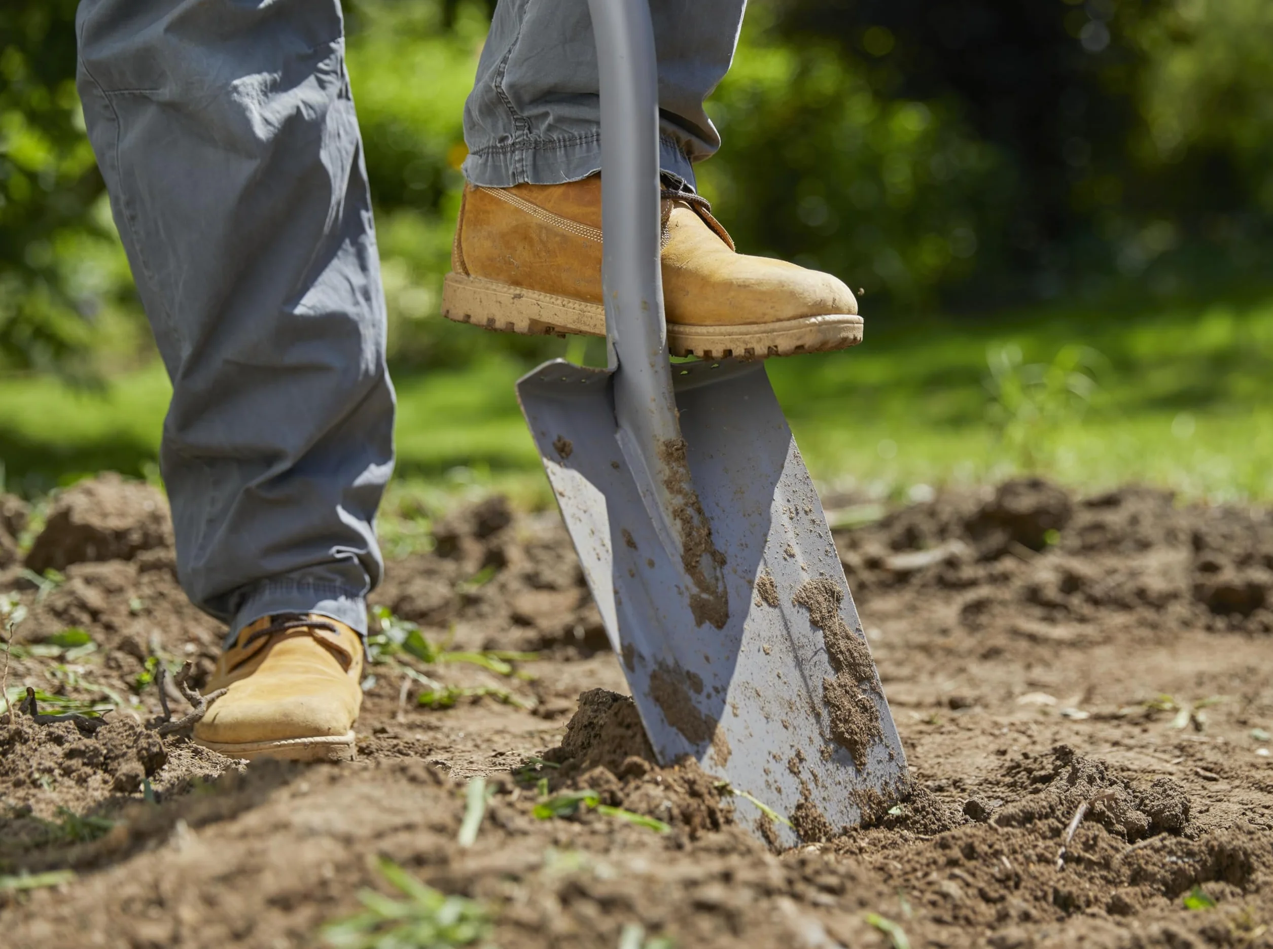 Gardena szpadel prosty ErgoLine: szpadel ogrodowy z wysokiej jakości stali, do kopania i wykopywania, z listwą na stopę i ergonomicznym trzonkiem, uchwyt w kształcie D (17010-20)