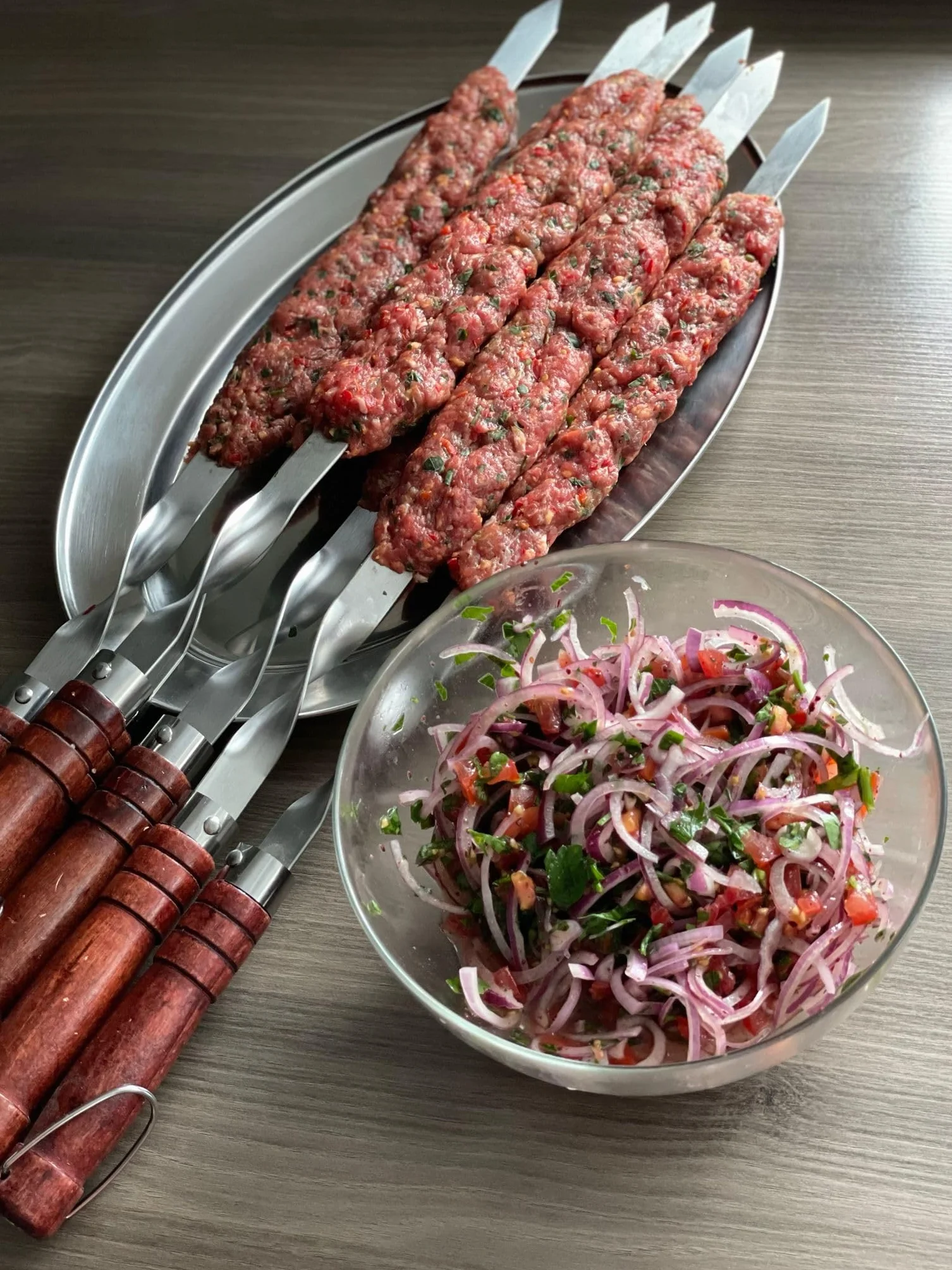 6 szpikulców do grilla ze stali nierdzewnej z drewnianym uchwytem – długość 60 cm / szerokość 2 cm / grubość 2 mm – Lula Lulu Kebab Adana Tschelo Köfte