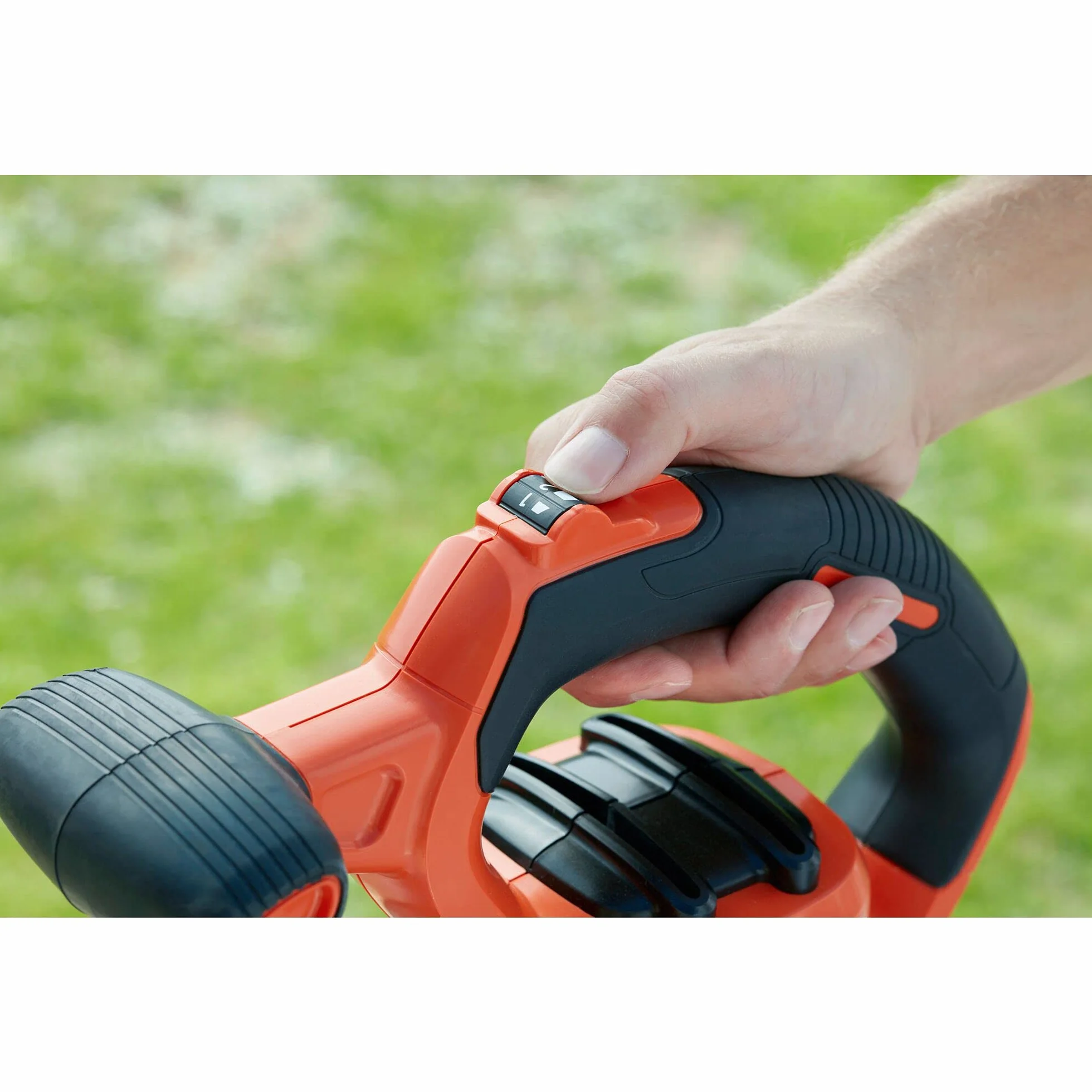 Black & Decker Elektryczny Odkurzacz do Liści 3 W 1, Odkurzacz, Dmuchawa I Rozdrabniacz do Liści, 3000 W, Plecak na Liście o Pojemności 72L oraz Grabie, BEBLV301