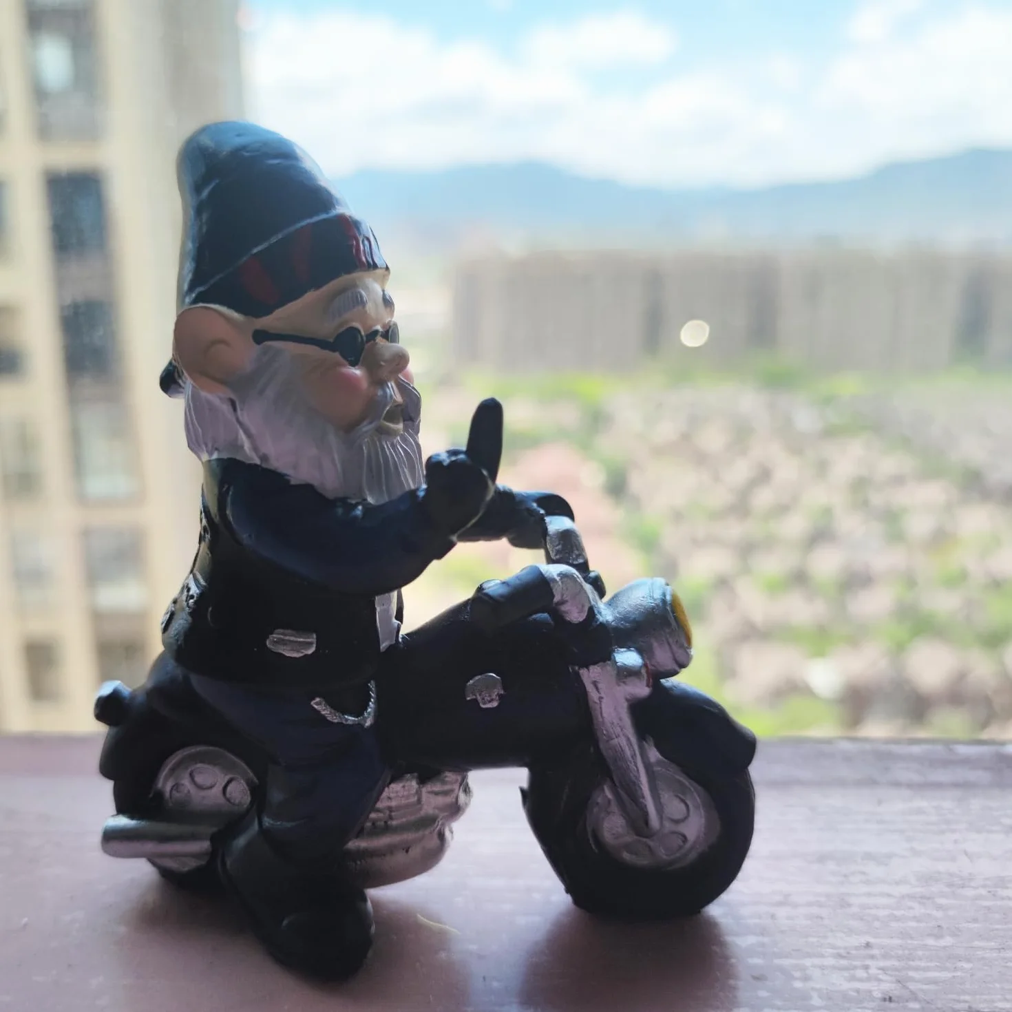 Ozdoby Ogrodowe Krasnale, Ozdoby Ogrodowe Skrzaty Motocykliści, zabawny krasnal ogrodowy, dekoracja do tarasu balkonu, stary człowiek z motocyklem, ozdoba z żywicy do domu i biura