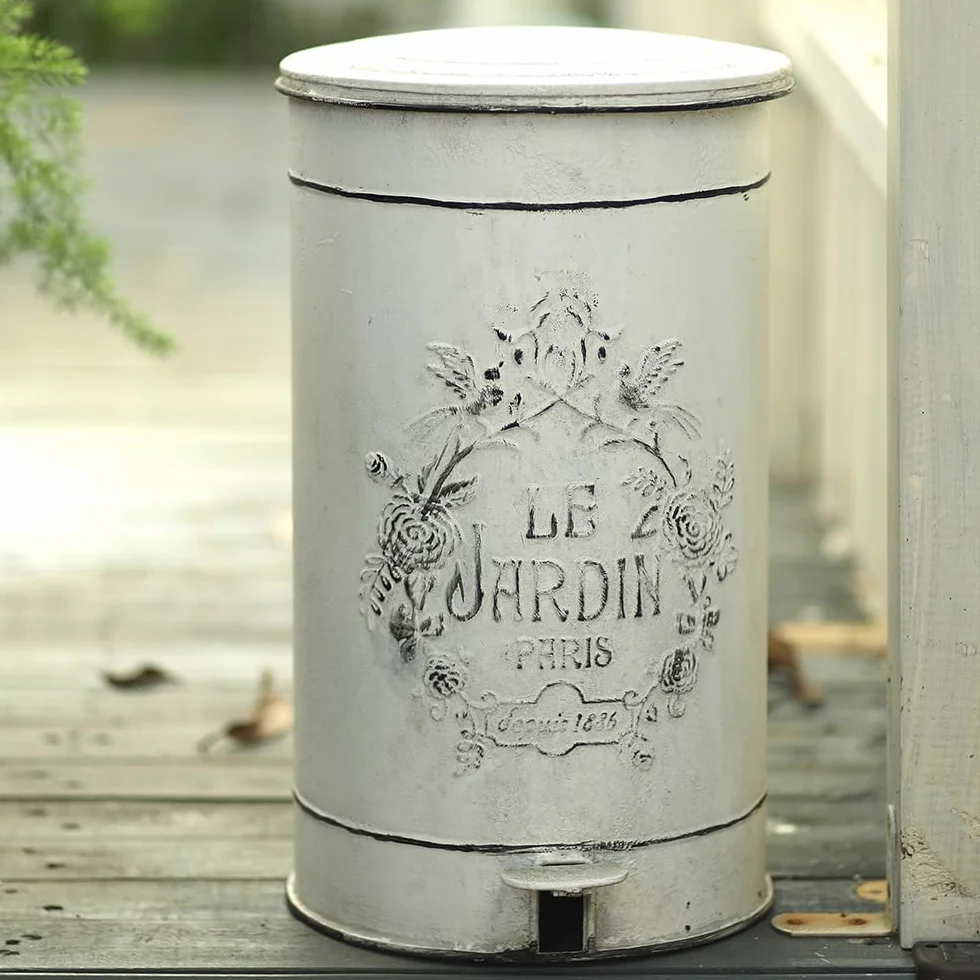 Ręcznie wykonany kosz na śmieci z białego metalu "Le Jardin" w stylu vintage, wyjątkowy szyk