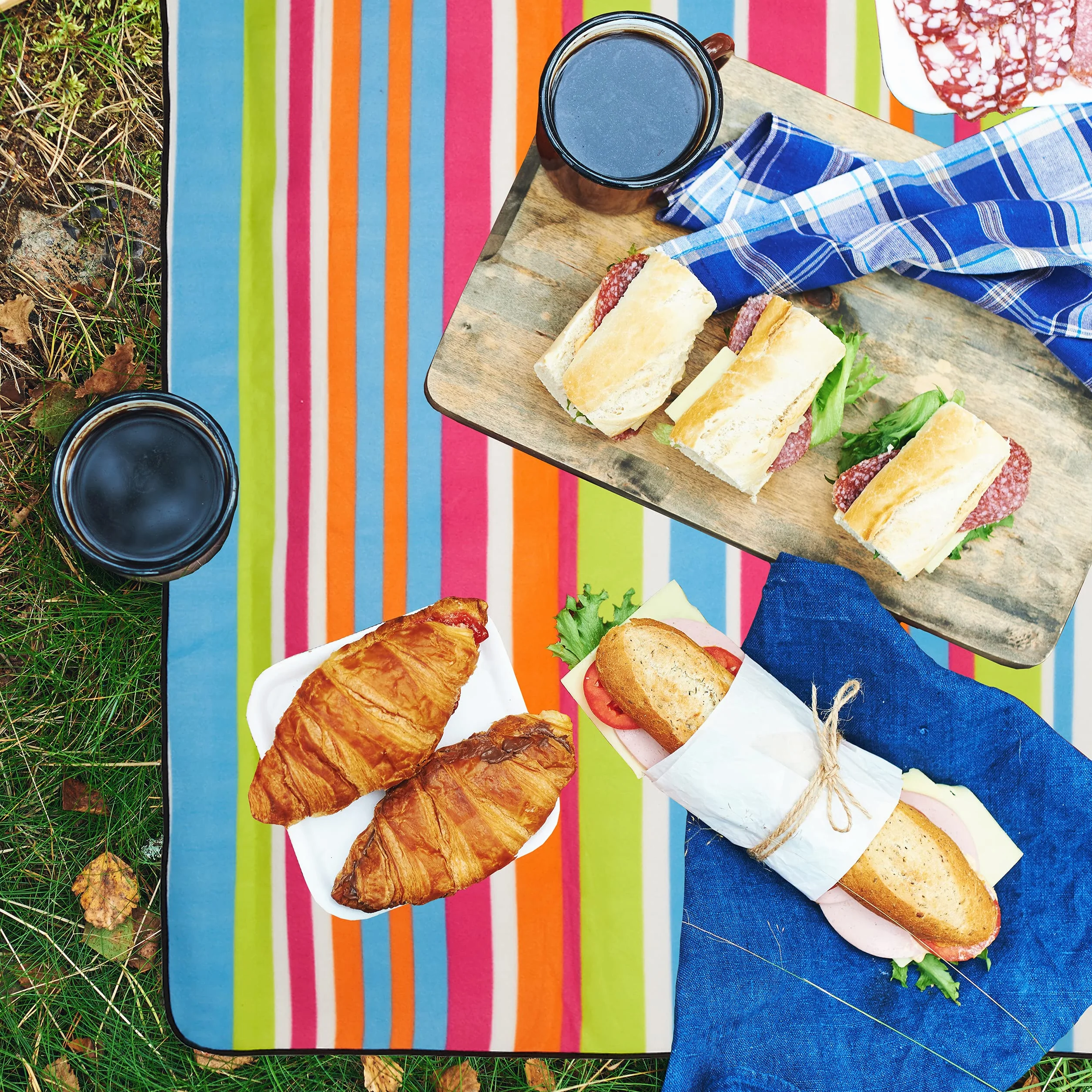Relaxdays Koc piknikowy XXL, 200 x 200 cm, polarowy koc plażowy, izoluje ciepło, wodoszczelny, z uchwytem do noszenia, kolorowe paski