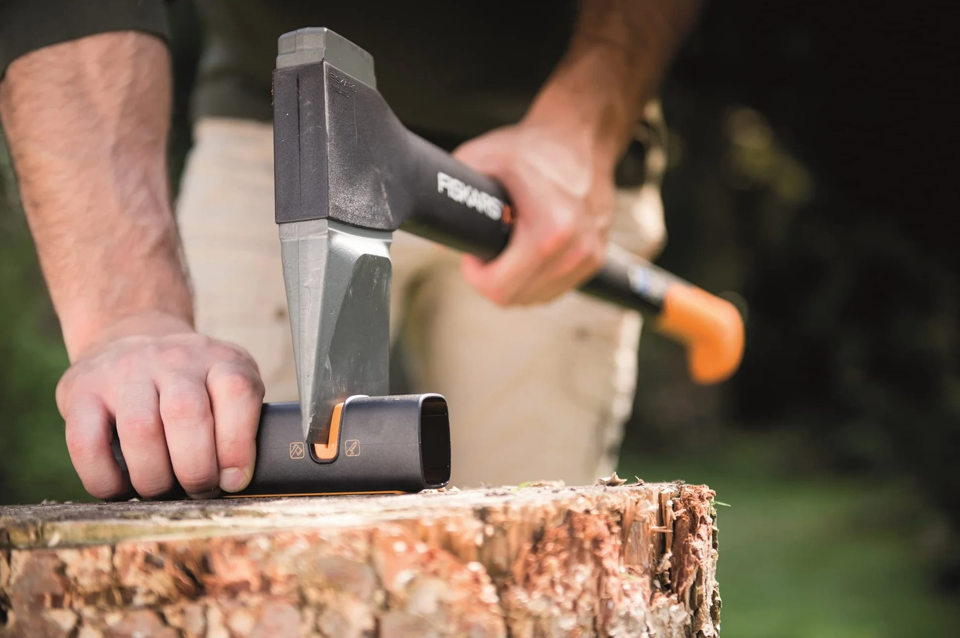 Fiskars X-Series Zestaw Siekiery z Ostrzałką, Czarny/Pomarańczowy, X7-XS