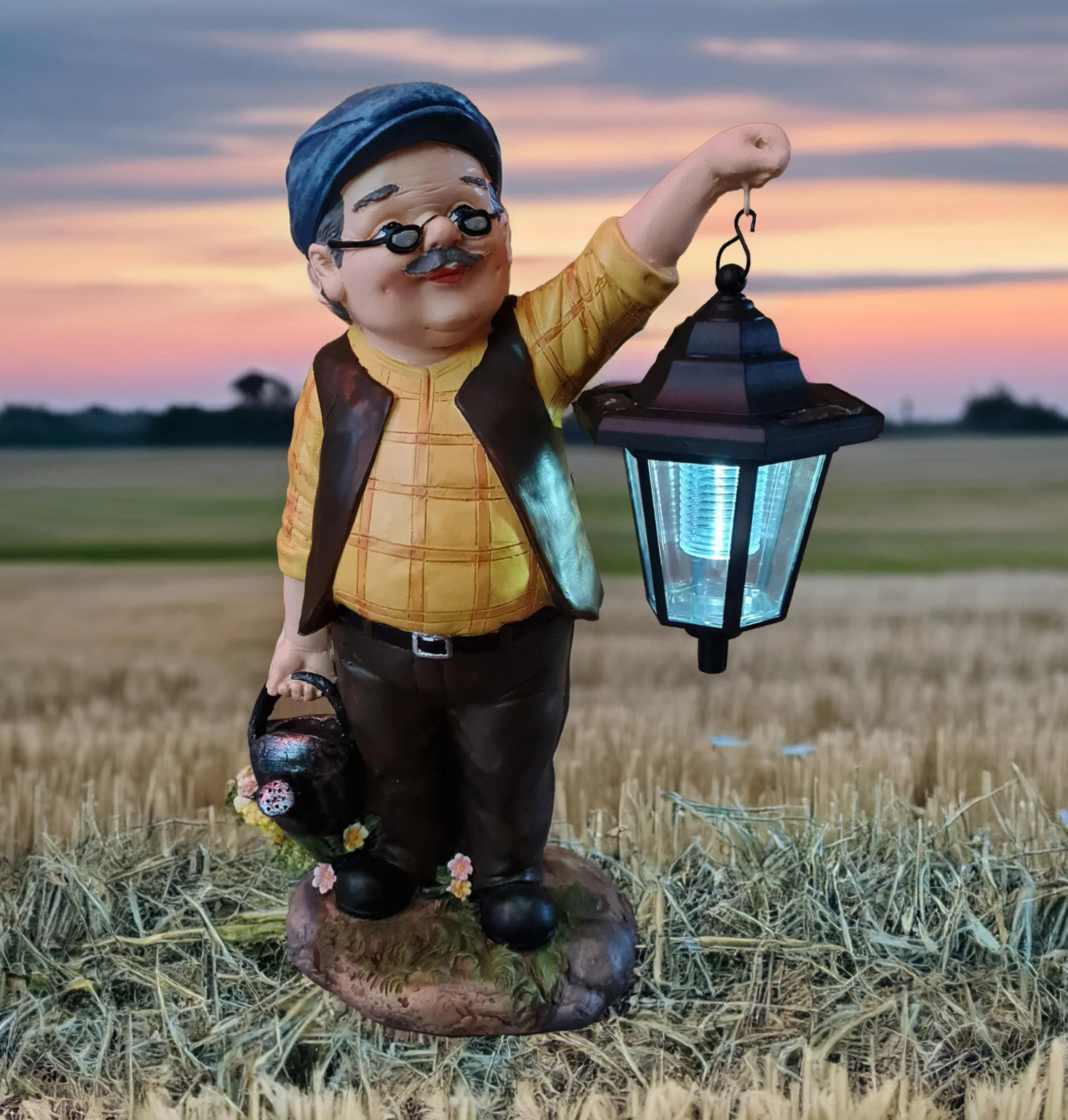 Kremers Schatzkiste Figurka ogrodowa dziadek Hans z latarnią solarną i konewką 38 cm