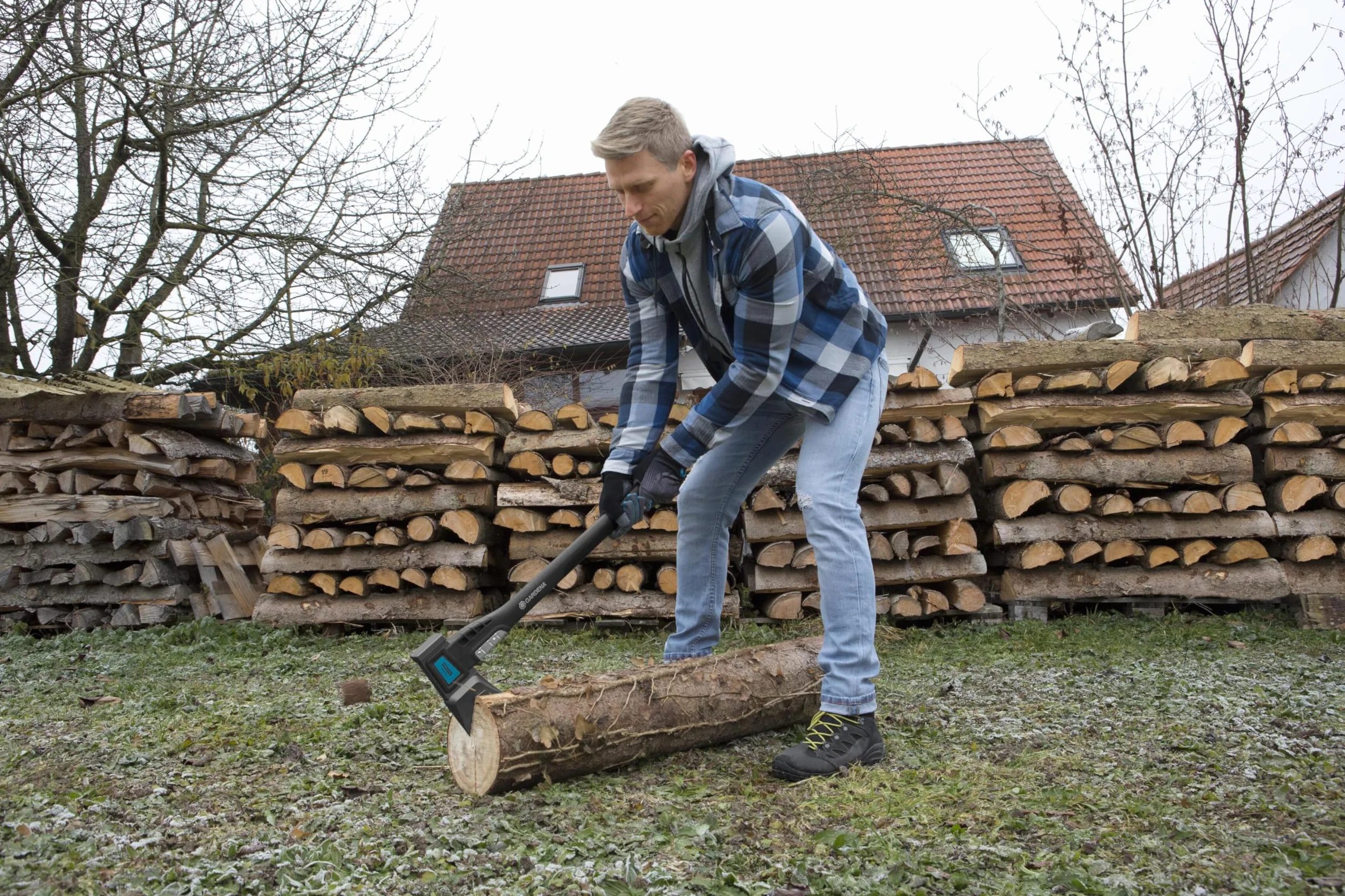 Gardena siekiera rozłupująca 2800 S: uniwersalna siekiera do różnych prac związanych z drewnem, powłoka antyadhezyjna, nakładka ochronna ze stali nierdzewnej, funkcja młotka, 70 cm (8719-48)