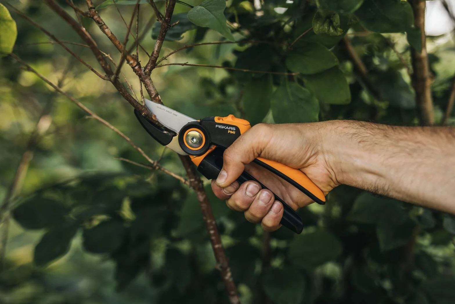 Fiskars Sekator kowadełkowy, X-series PowerGear, P941, Z uchwytem rolkowym, Do suchych gałęzi, Powłoka nieprzywierająca, Ostrza ze stali nierdzewnej, Długość: 22,2 cm, Czarny / pomarańczowy, 1057174