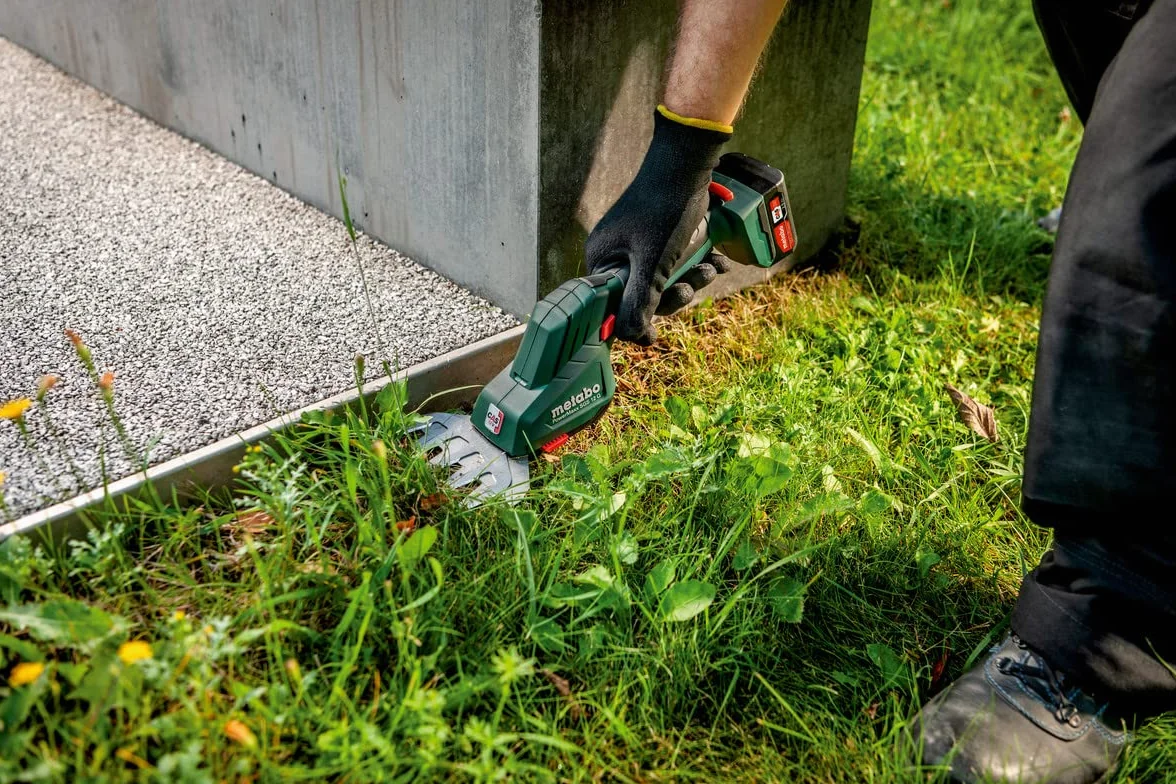 Metabo Akumulatorowe nożyce do krzewów i trawy PowerMaxx SGS 12Q (601608850) 12 V, beznarzędziowa szybka wymiana, precyzyjne cięcie krzewów + czyste krawędzie trawnika, bez akumulatora
