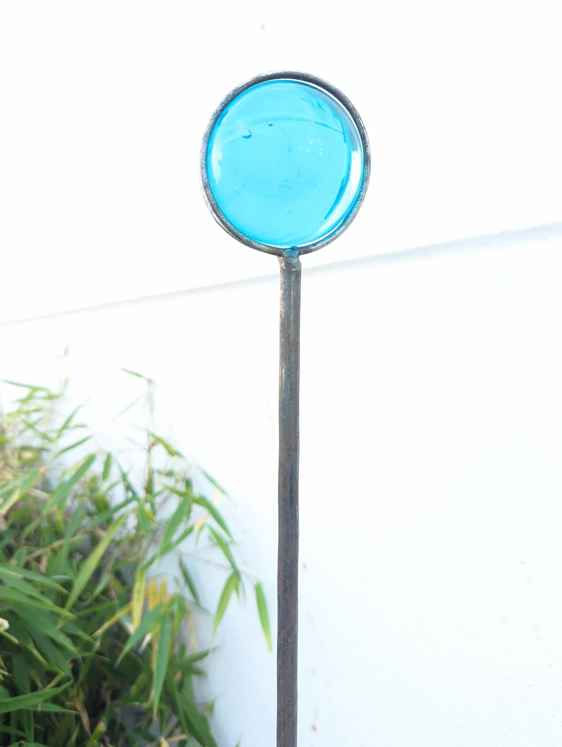 Zen Man Ozdoba ogrodowa ze stali nierdzewnej, wys. 140 cm, ze szklaną kulą, 6 cm, dekoracja ogrodowa, pręt z metalu 032035-1 (turkusowa)