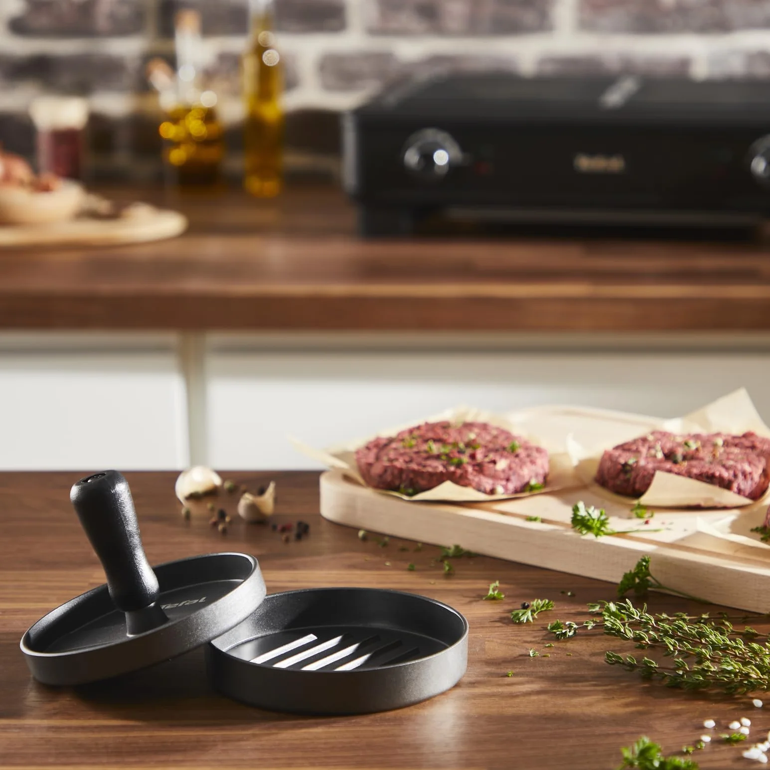 Tefal K18511 Prasa do hamburgerów, 12 cm, do doskonałych burgerów mięsnych, rybnych i warzywnych, nadaje się do mycia w zmywarce, powłoka nieprzywierająca, akcesoria do grilla, czarna/szara