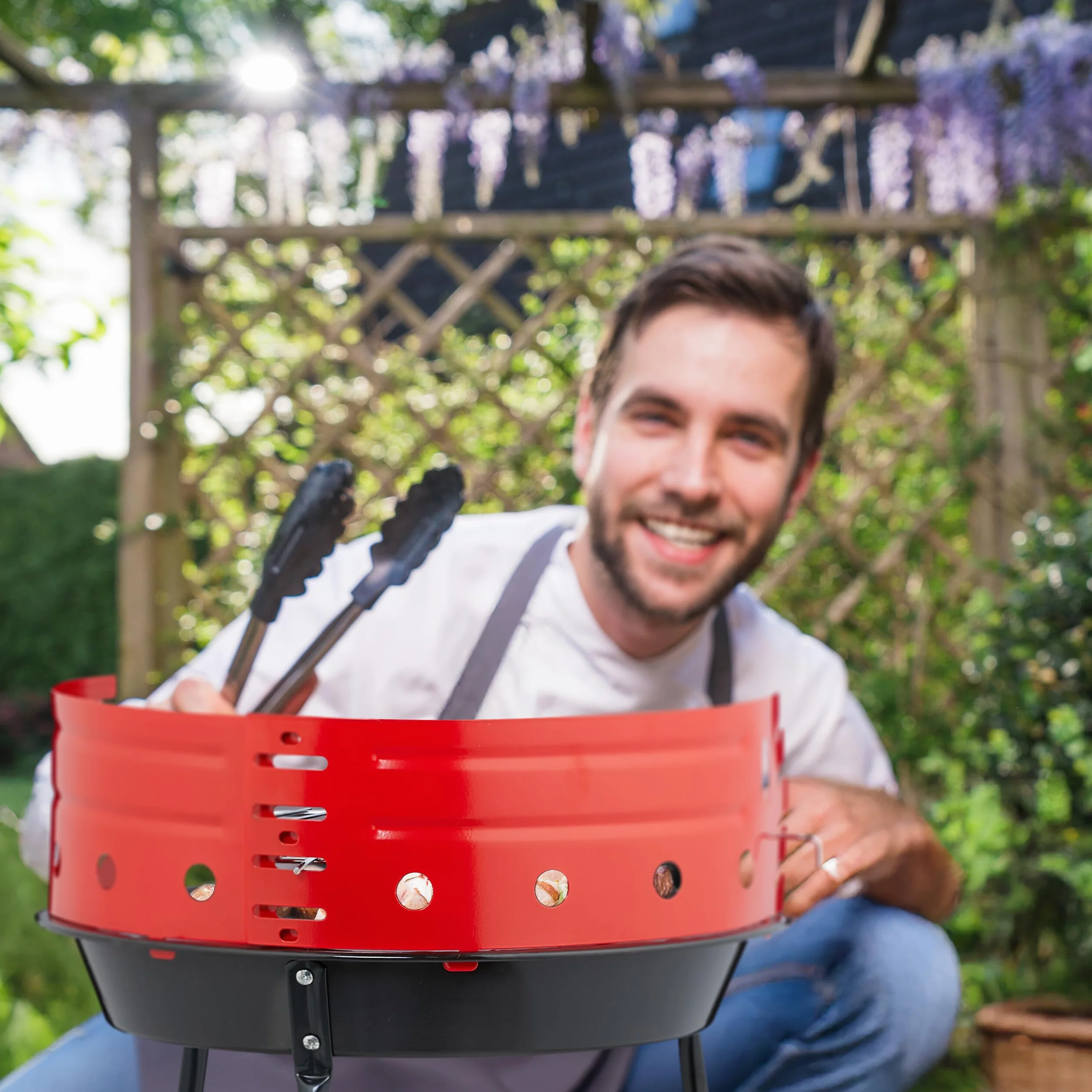 Relaxdays Grill na węgiel drzewny Ø 37 cm trójnożny z ochroną przed wiatrem czarny/czerwony