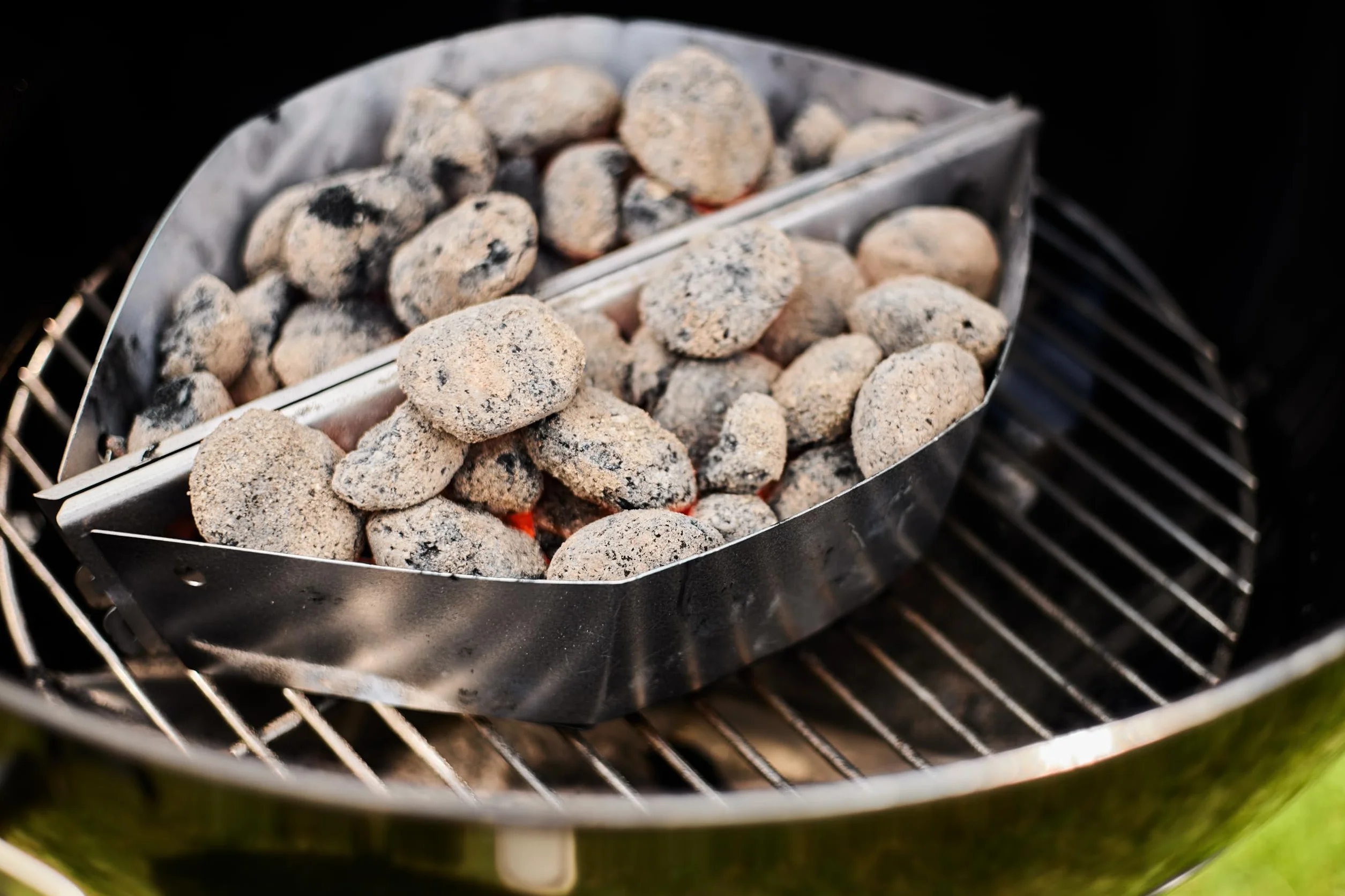 Weber Brykiet do Grilla z Skorup Kokosa (8kg Worek), Wydajny, do Długiego i Stabilnego Żaru, Idealny do Długiego Grillowania Mięsa, 100% Naturalny (18402)