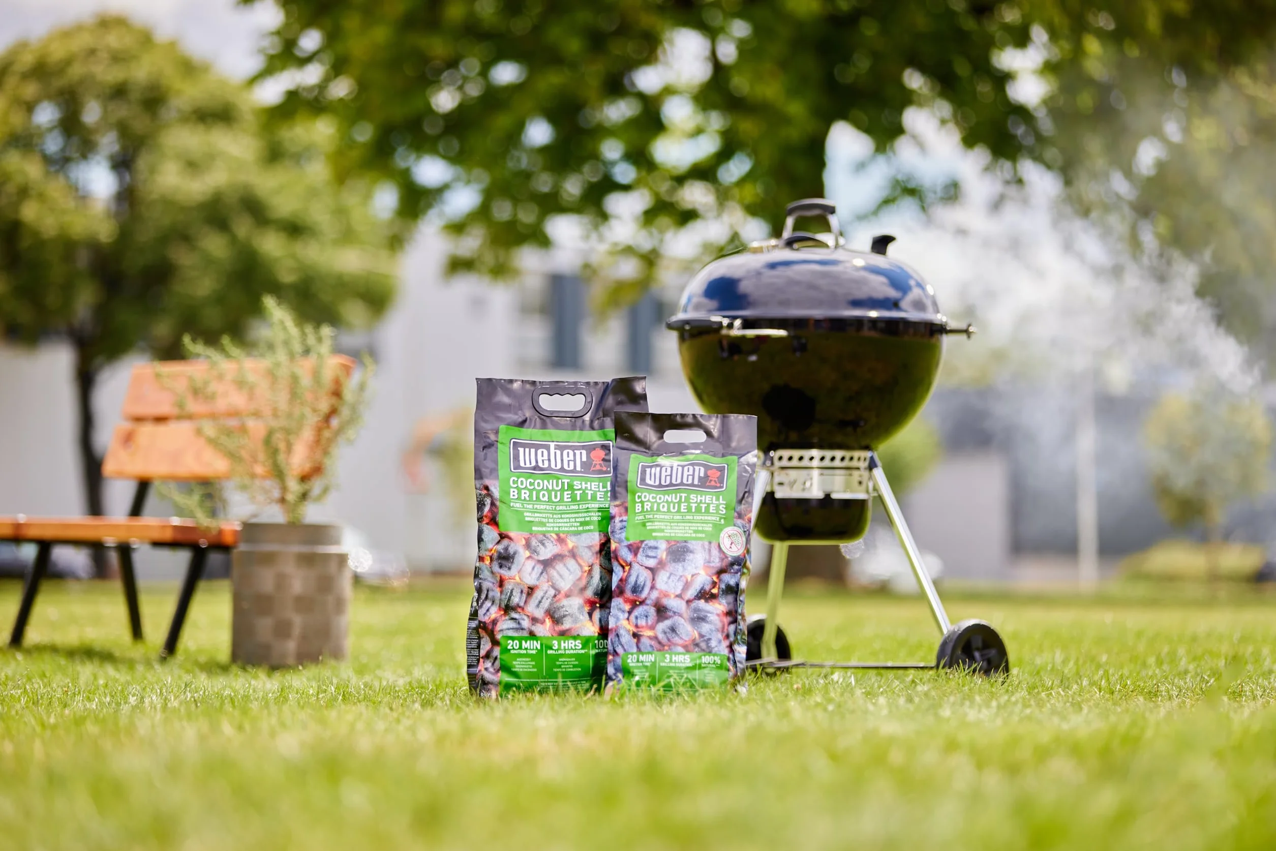 Weber Brykiet do Grilla z Skorup Kokosa (8kg Worek), Wydajny, do Długiego i Stabilnego Żaru, Idealny do Długiego Grillowania Mięsa, 100% Naturalny (18402)