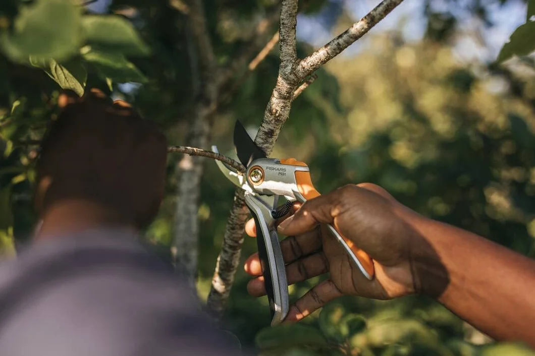 Fiskars Sekator boczny do świeżych gałęzi i gałązek, powłoka antyadhezyjna, stalowe ostrza/aluminiowe rączki, czarny/pomarańczowy, Plus, P531, 1057168