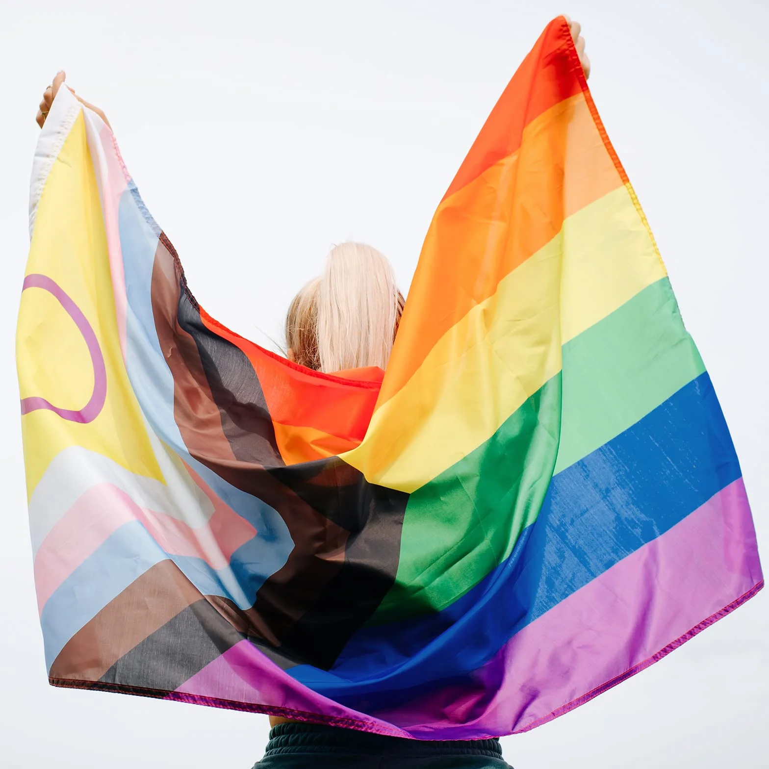 MOGADEE® Progress Pride flaga, tęczowa flaga LGBTQ, Joint-Pride, 150 x 90 cm, może być używana na zewnątrz, odporna na warunki atmosferyczne, z 2 mosiężnymi oczkami