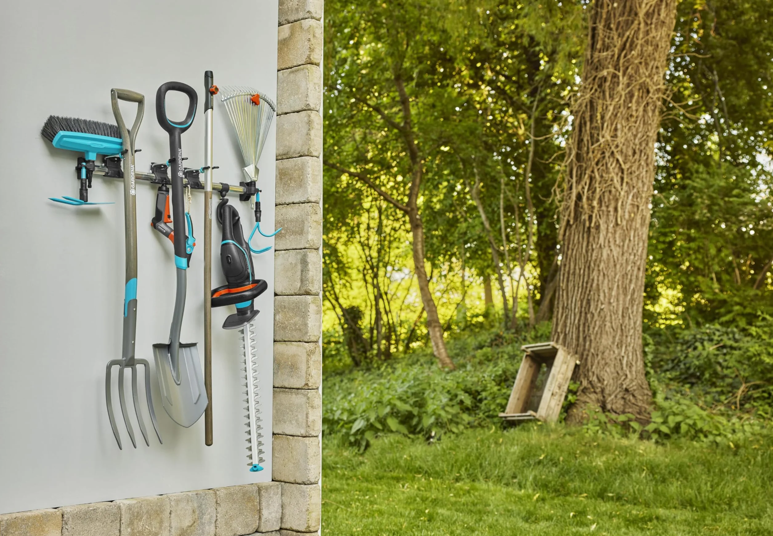 Gardena uchwyt na sprzęty Plus: Uchwyt ścienny na sprzęty domowe i ogrodowe, szerokość 78 cm, ciężar maksymalny 60 kg, nie zajmuje wiele miejsca, elast. rozszerzany, indywid. wyposażany (3509-20)