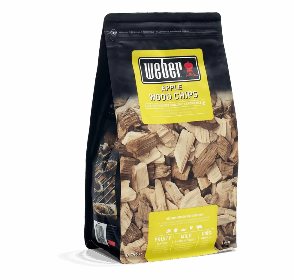Weber Wiórki z Drewna Jabłoniowego (Opakowanie 700g) - Delikatny Aromat, Idealne do Serów, Warzyw, Ryb, Drób, Wieprzowiny i Dziczyzny, Produkt UE, Certyfikowane Drewno FSC (17621)