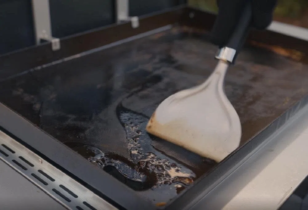 Weber Skrobak do Płyty, wykonany ze stali nierdzewnej, skutecznie usuwa tłuszcz i brud, idealny do czyszczenia płyt grillowych, antypoślizgowa wygodna rączka,do mycia w zmywarce - Srebrny (6781)