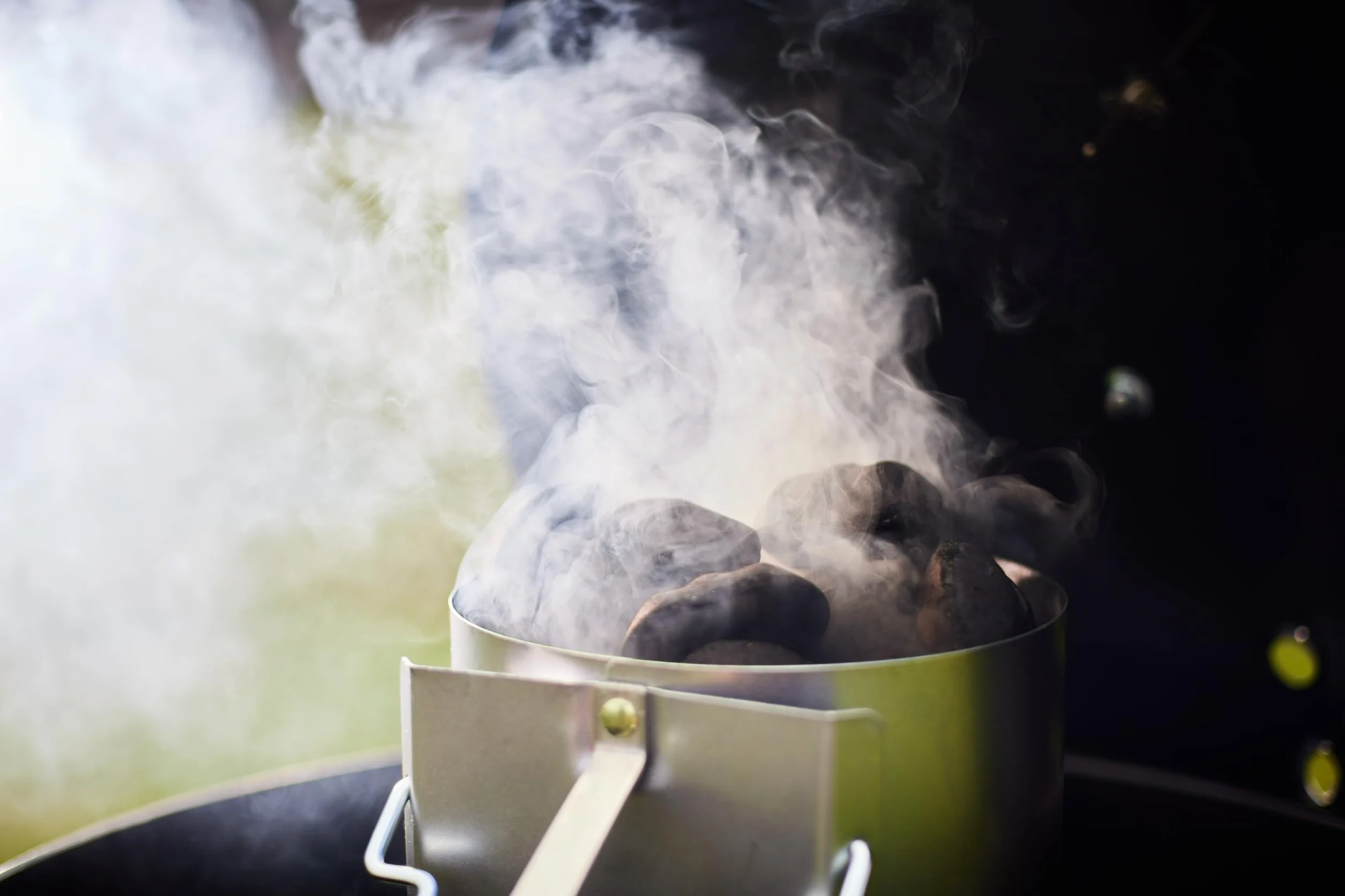 Weber Brykiet do Grilla z Skorup Kokosa (8kg Worek), Wydajny, do Długiego i Stabilnego Żaru, Idealny do Długiego Grillowania Mięsa, 100% Naturalny (18402)